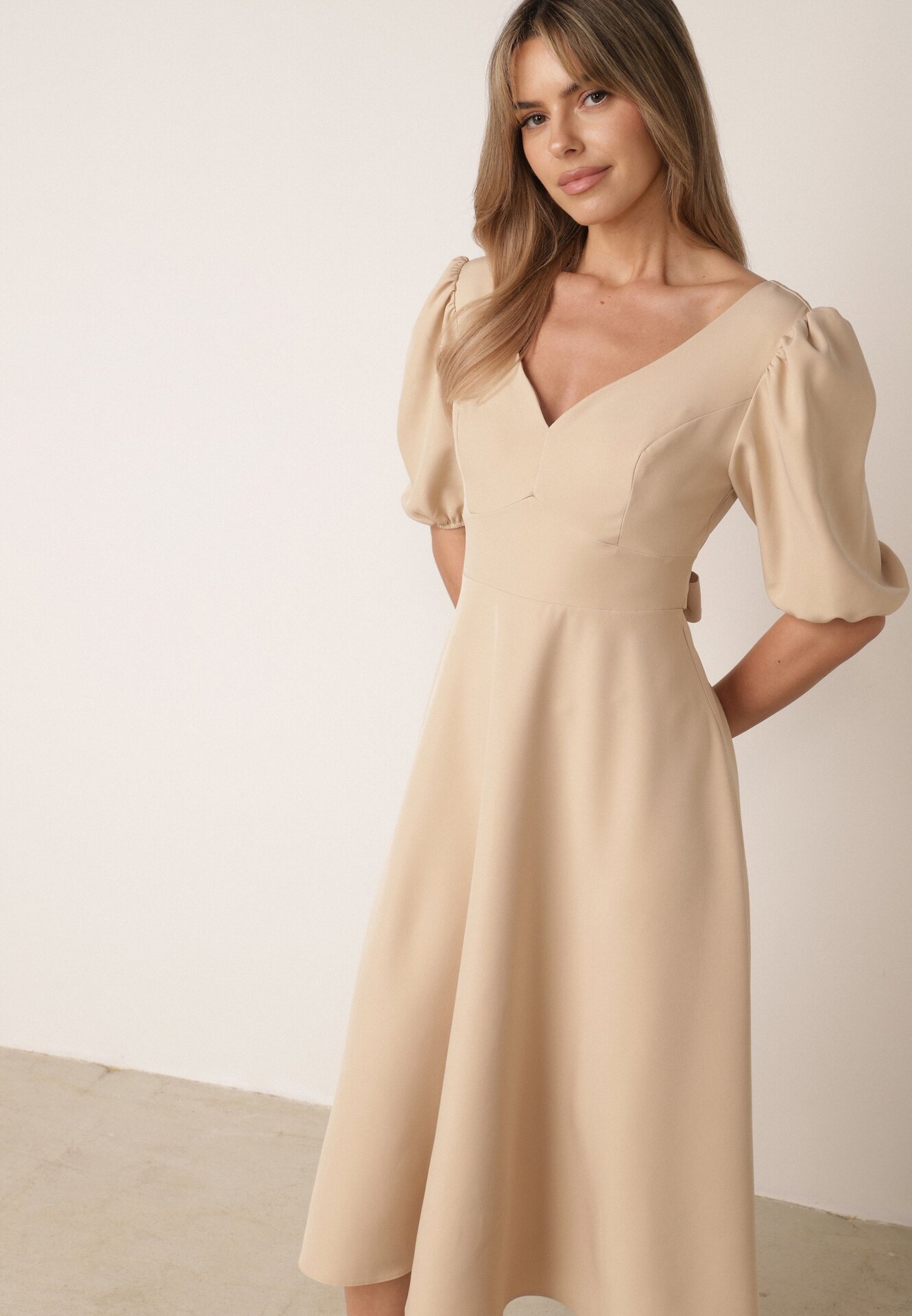Rochie elegantă cu mâneci bufante și tip cravată la spate Zeepy Bej