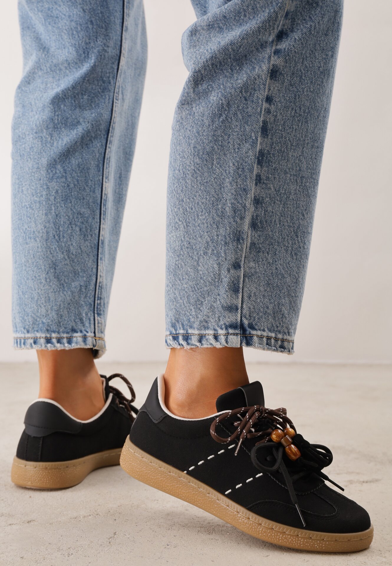Sneakers retro în stilul tenisilor, cu șireturi duble și franjuri Salmisa Negri