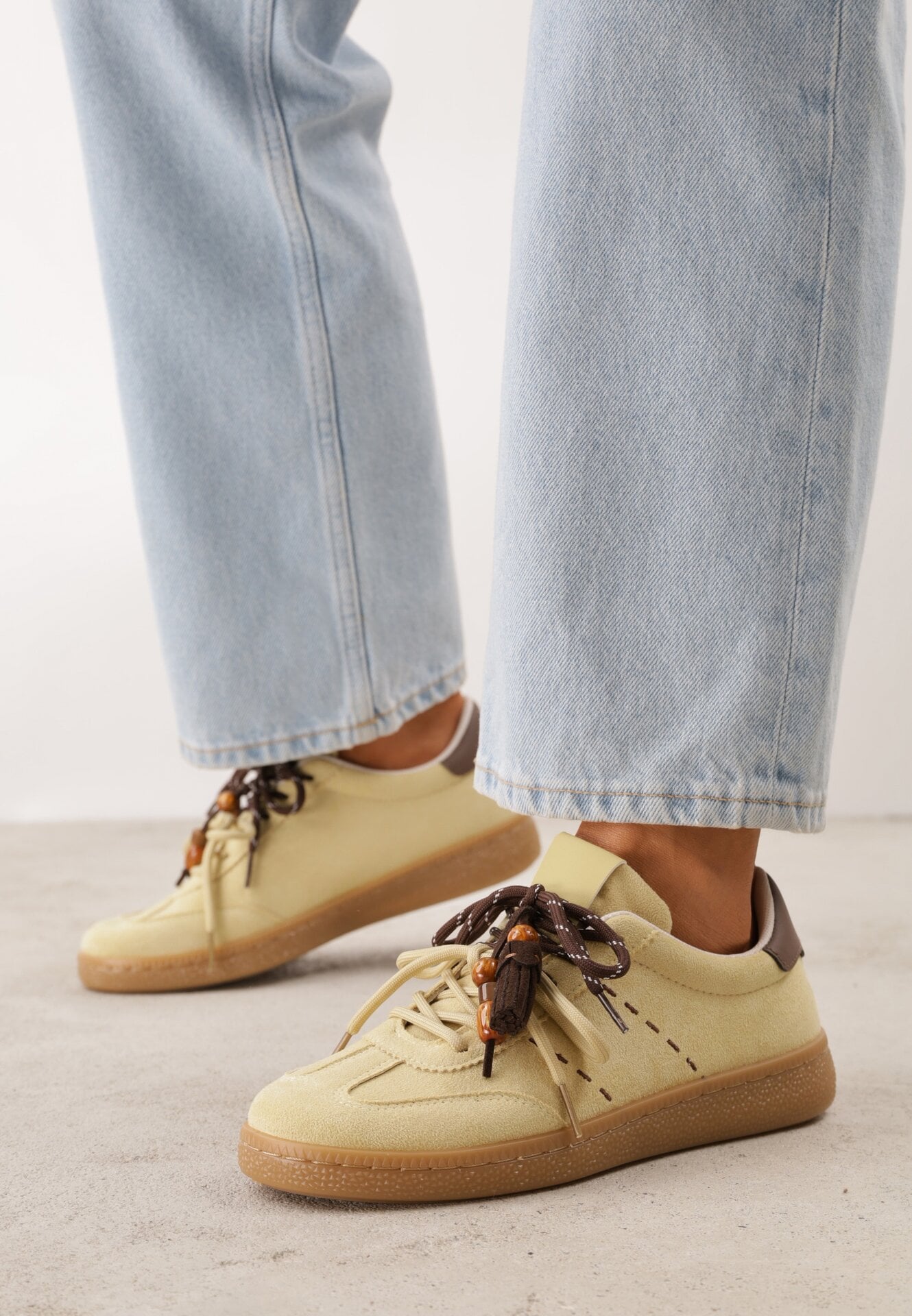 Sneakers retro în stilul tenisilor, cu șireturi duble și franjuri Salmisa Galbeni