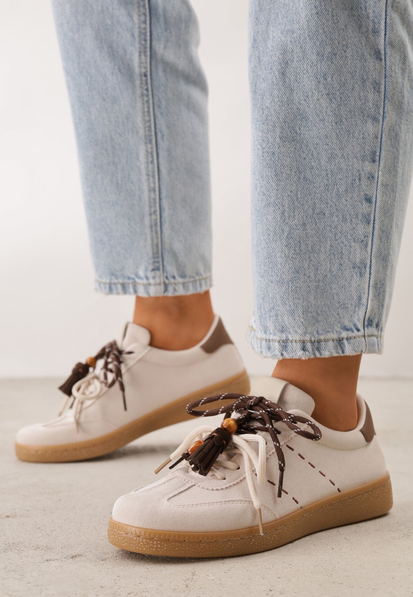 Sneakers retro în stilul tenisilor, cu șireturi duble și franjuri Salmisa Bej