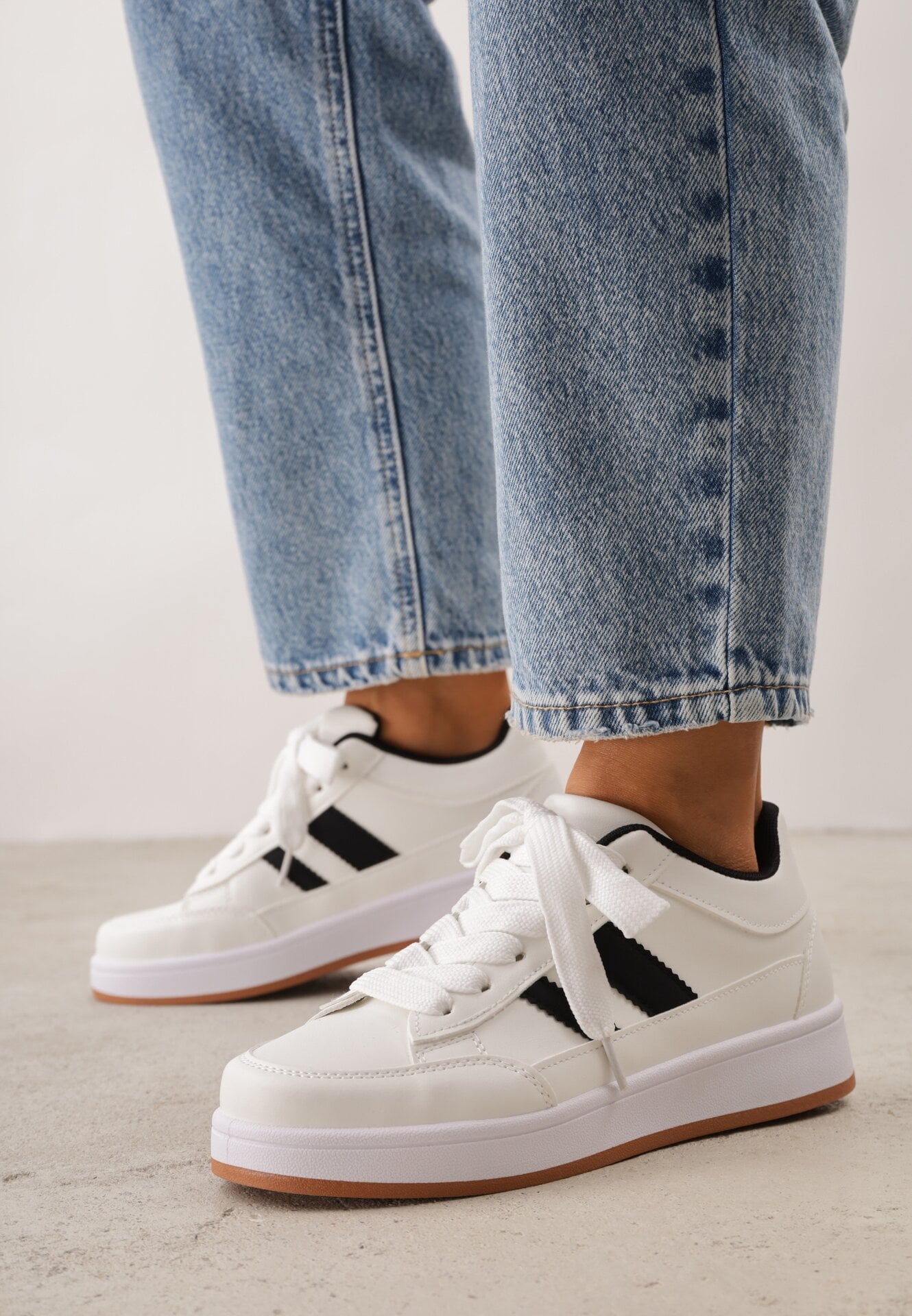 Sneakers Casual cu cusături decorative și benzi laterale Ariesera Albi