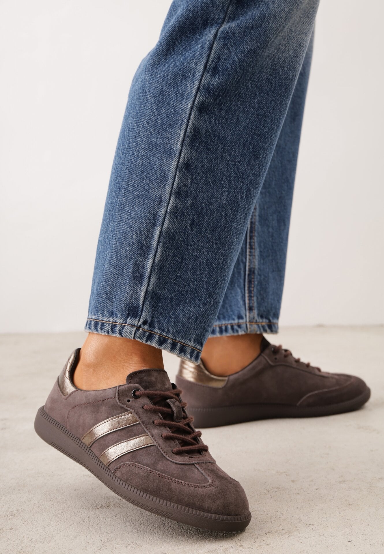 Sneakers retro din piele întoarsă naturală, cu branț din piele, Celarge Maro
