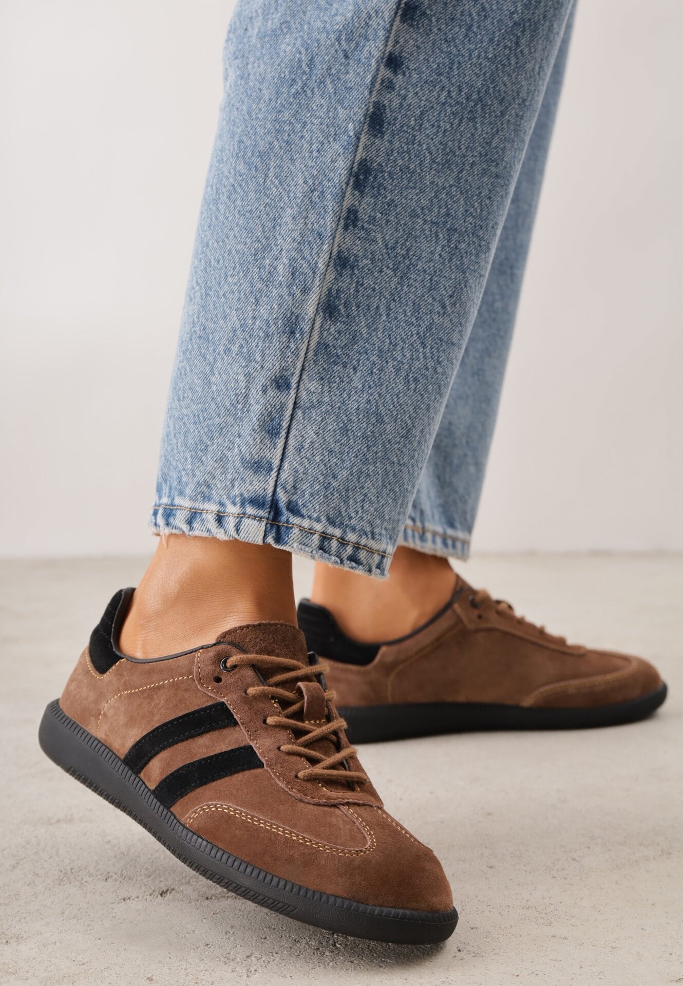 Sneakers retro din piele întoarsă naturală, cu branț din piele, Celarge Maro