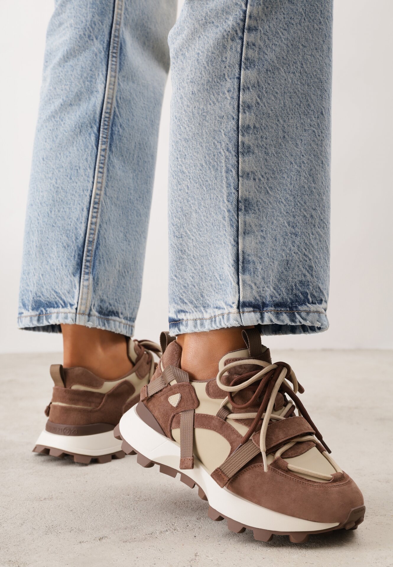 Sneakers cu talpă groasă cu profil și cu carâmb din piele întoarsă naturală Ligana Maro