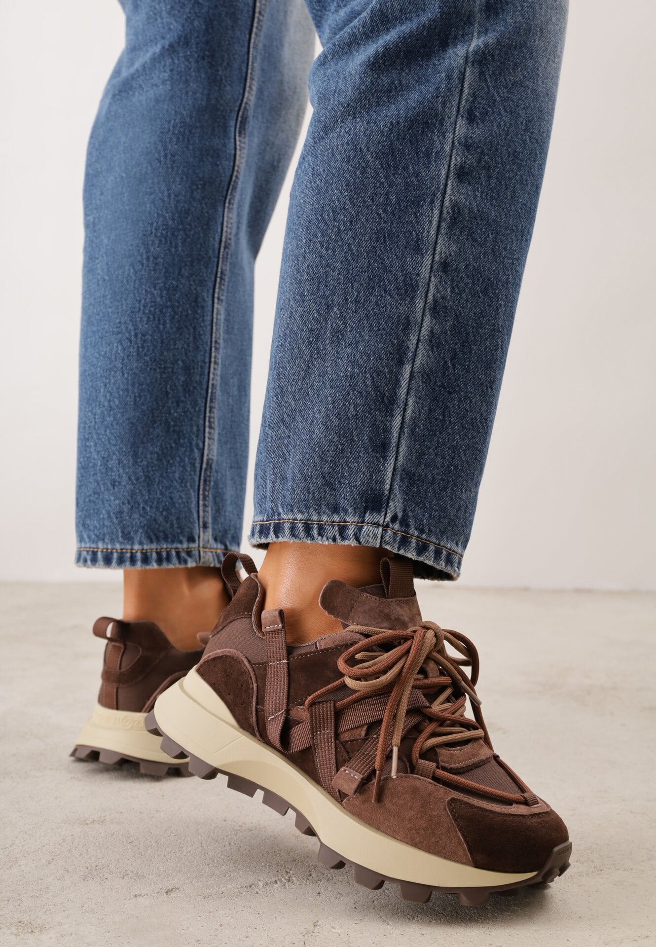 Sneakers din piele întoarsă naturală cu șireturi, pe talpă cu profil Nisu Maro închis