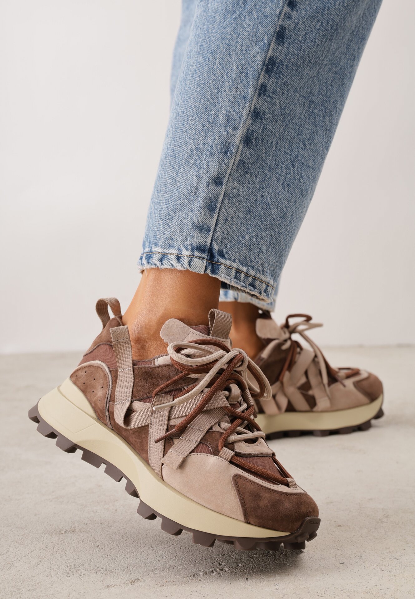 Sneakers din piele întoarsă naturală cu șireturi, pe talpă cu profil Nisu Bej