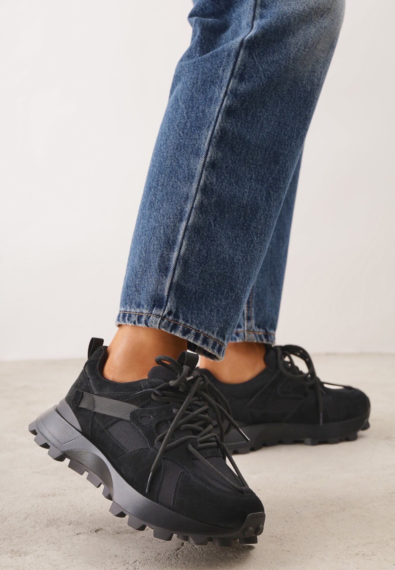Sneakers din piele întoarsă pe talpă groasă cu șireturi duble Linoza Negri
