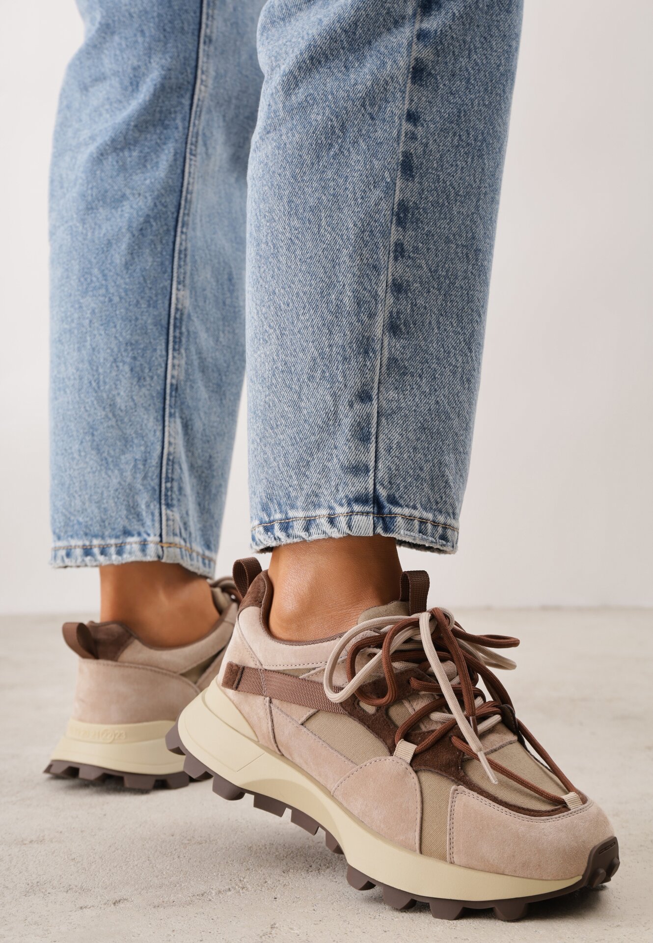 Sneakers din piele întoarsă pe talpă groasă cu șireturi duble Linoza Bej