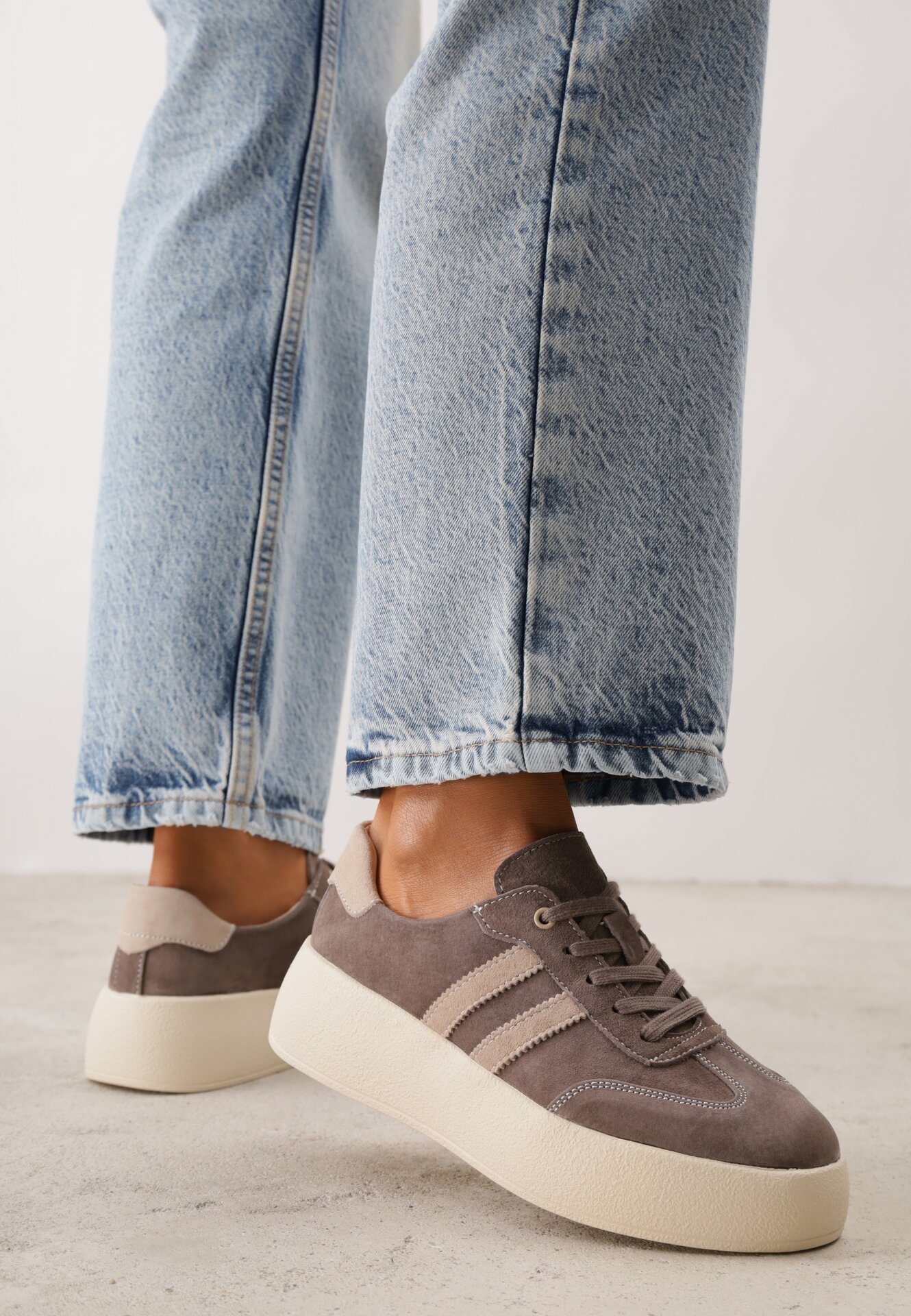 Sneakers din piele întoarsă în stilul tenisurilor iconice pe platformă Reveka Maro