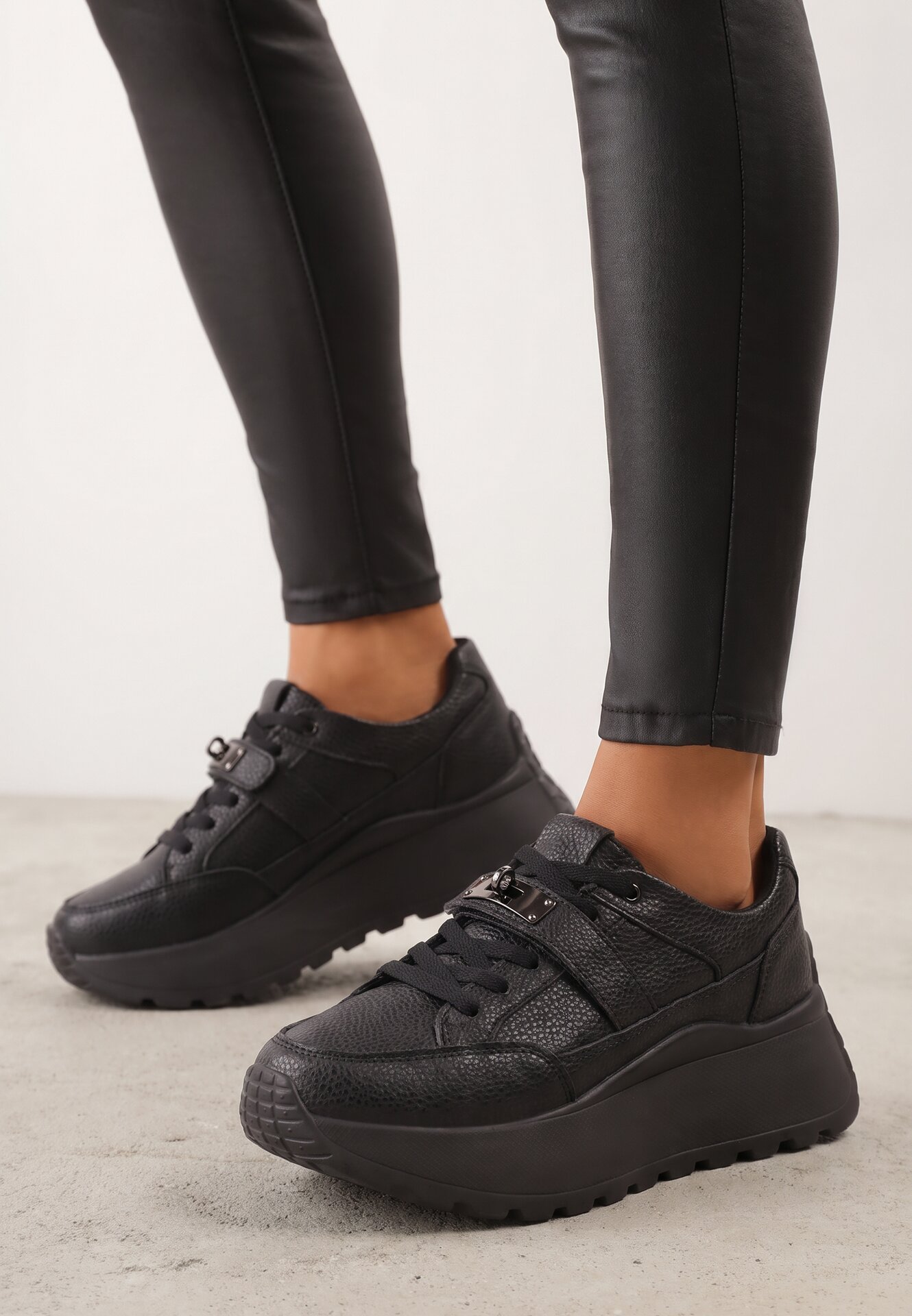 Sneakers din piele pe talpă groasă cu curea și închidere metalică Cirmia Negri