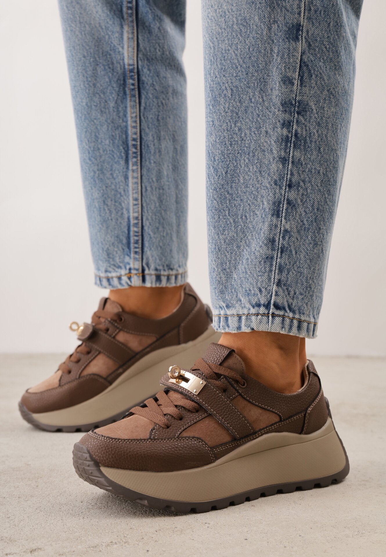 Sneakers din piele pe talpă groasă cu curea și închidere metalică Cirmia Maro