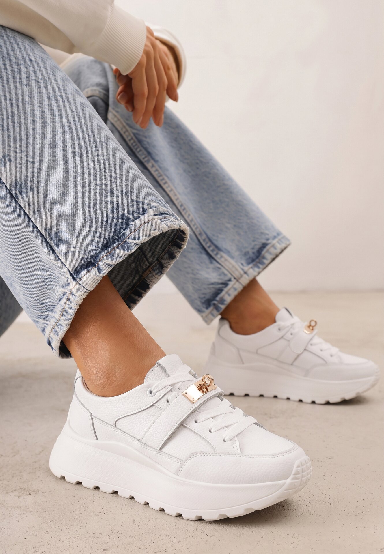 Sneakers din piele pe talpă groasă cu curea și închidere metalică Cirmia Albi
