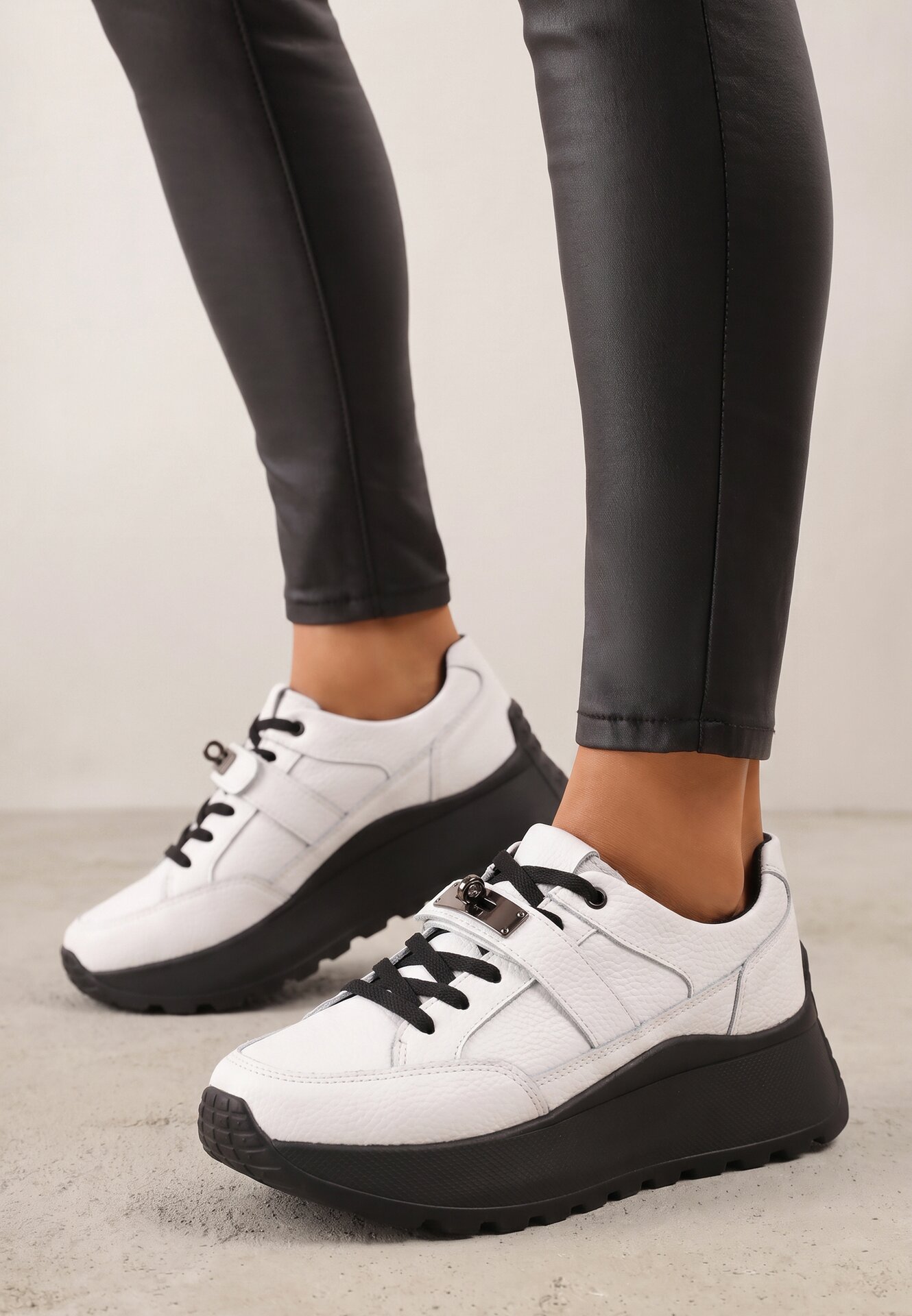 Sneakers din piele pe talpă groasă cu curea și închidere metalică Cirmia Alb cu negru