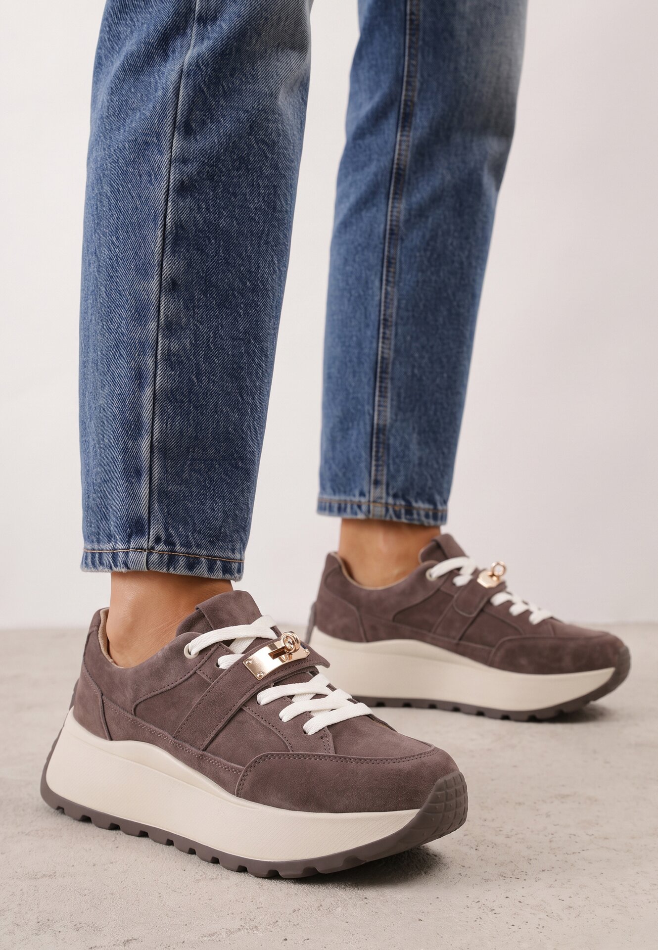 Sneakers din piele pe talpă groasă cu curea și închidere metalică Cirmia Maro