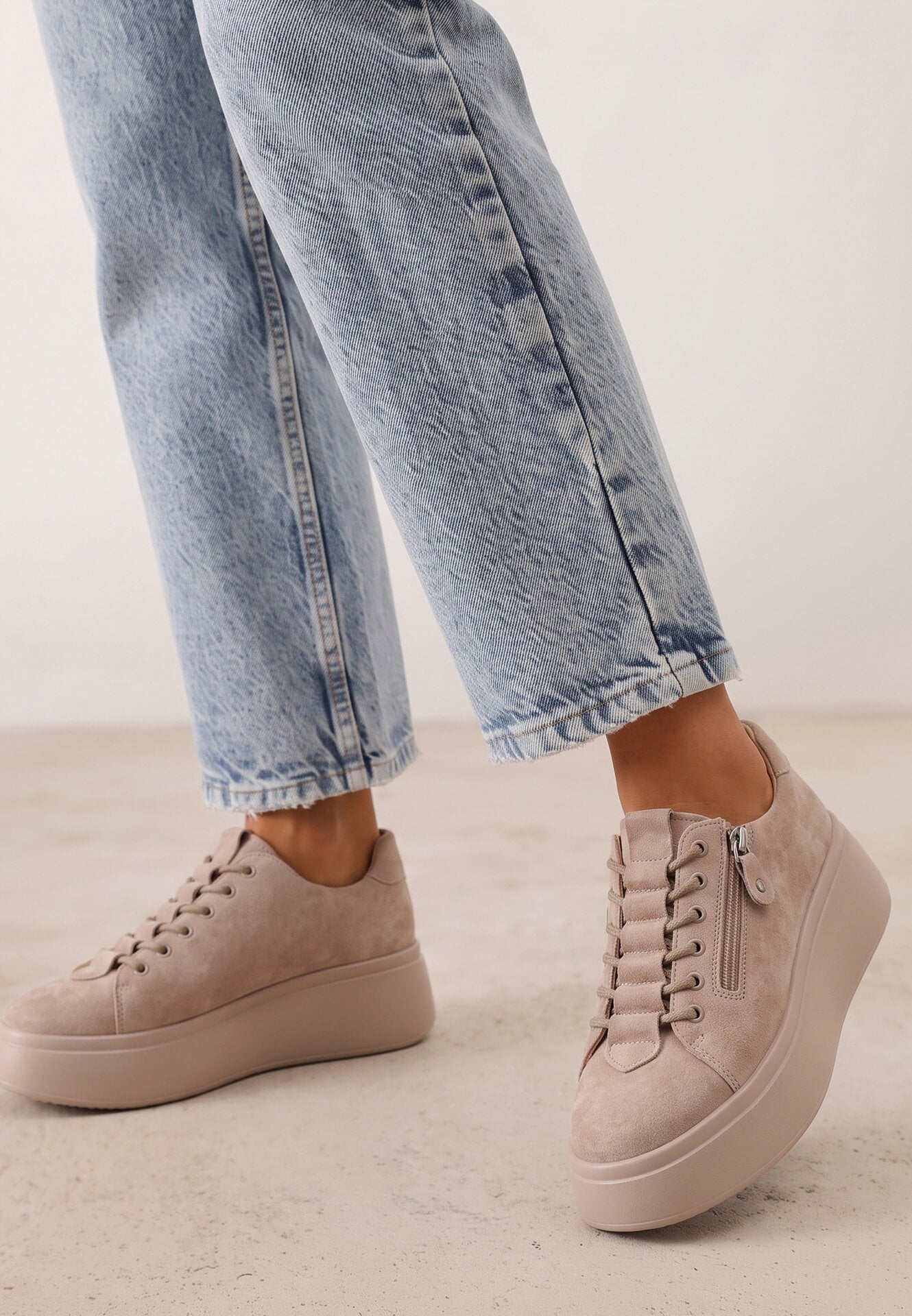 Sneakers din piele întoarsă pe talpă groasă, decorate cu fermoar Belko Bej