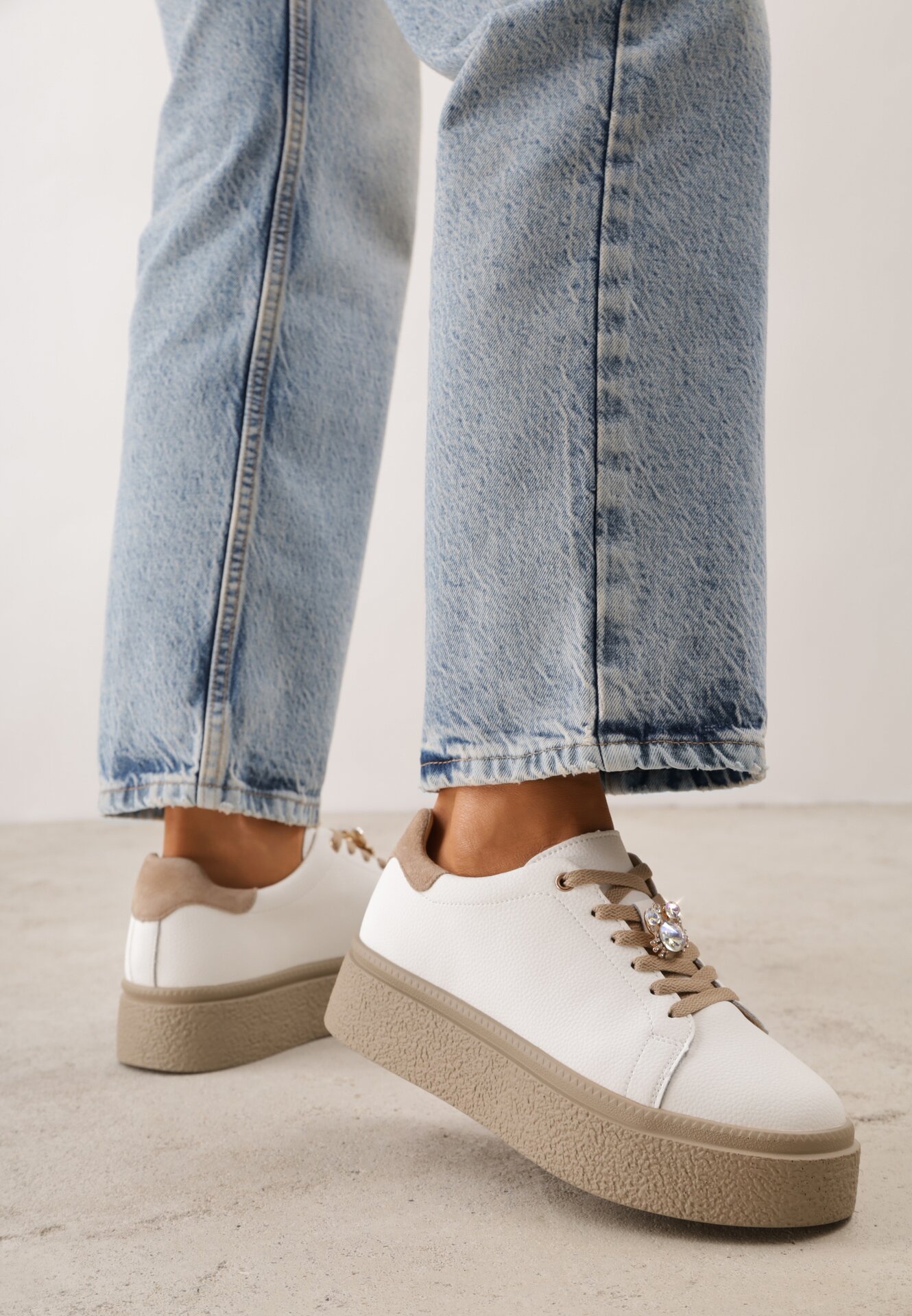 Sneakers din piele Basic cu talpă groasă și aplicație bijuterie Rille Alb cu bej