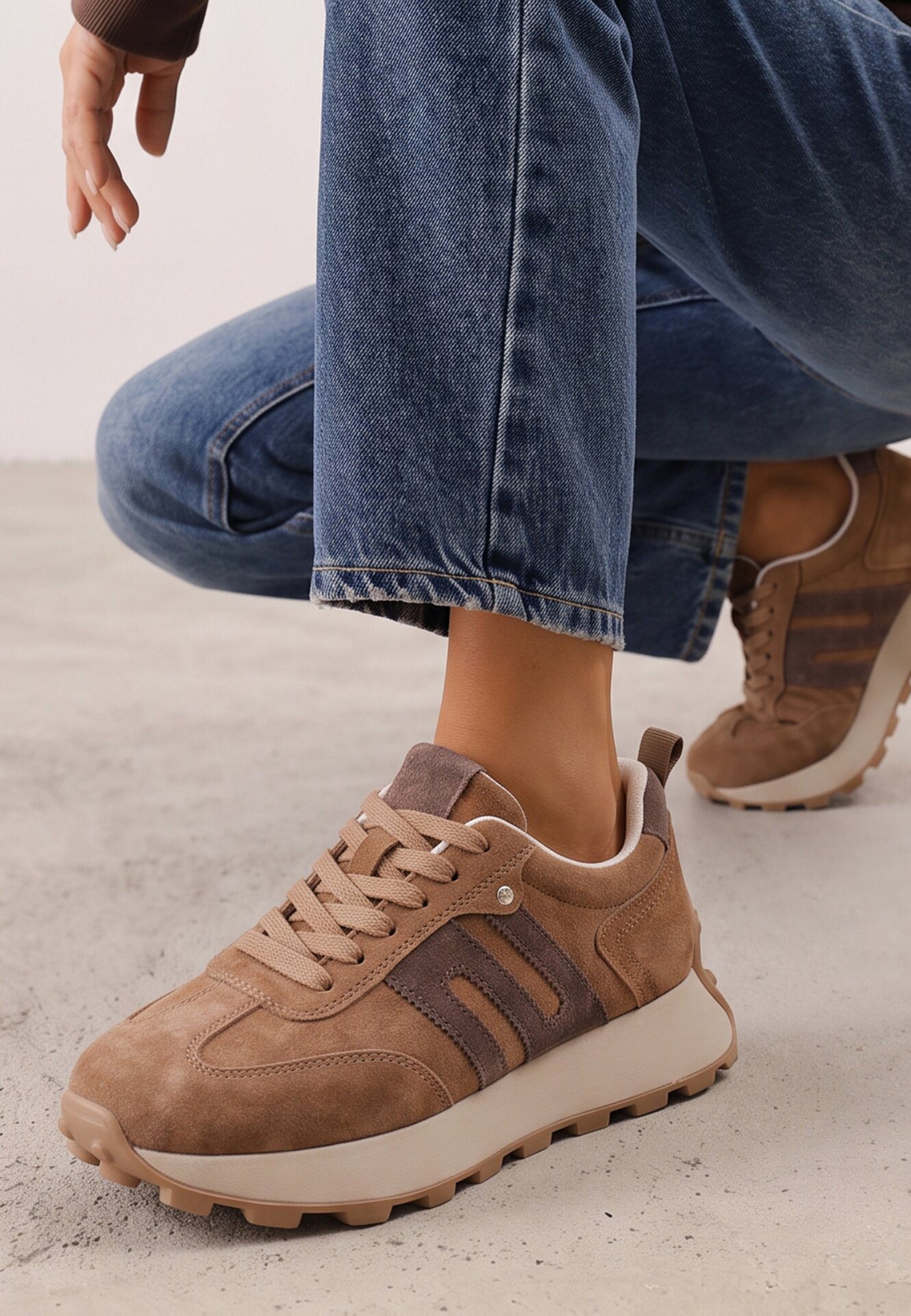 Sneakers din piele naturală de căprioară cu cusături decorative Maliess Maro deschis