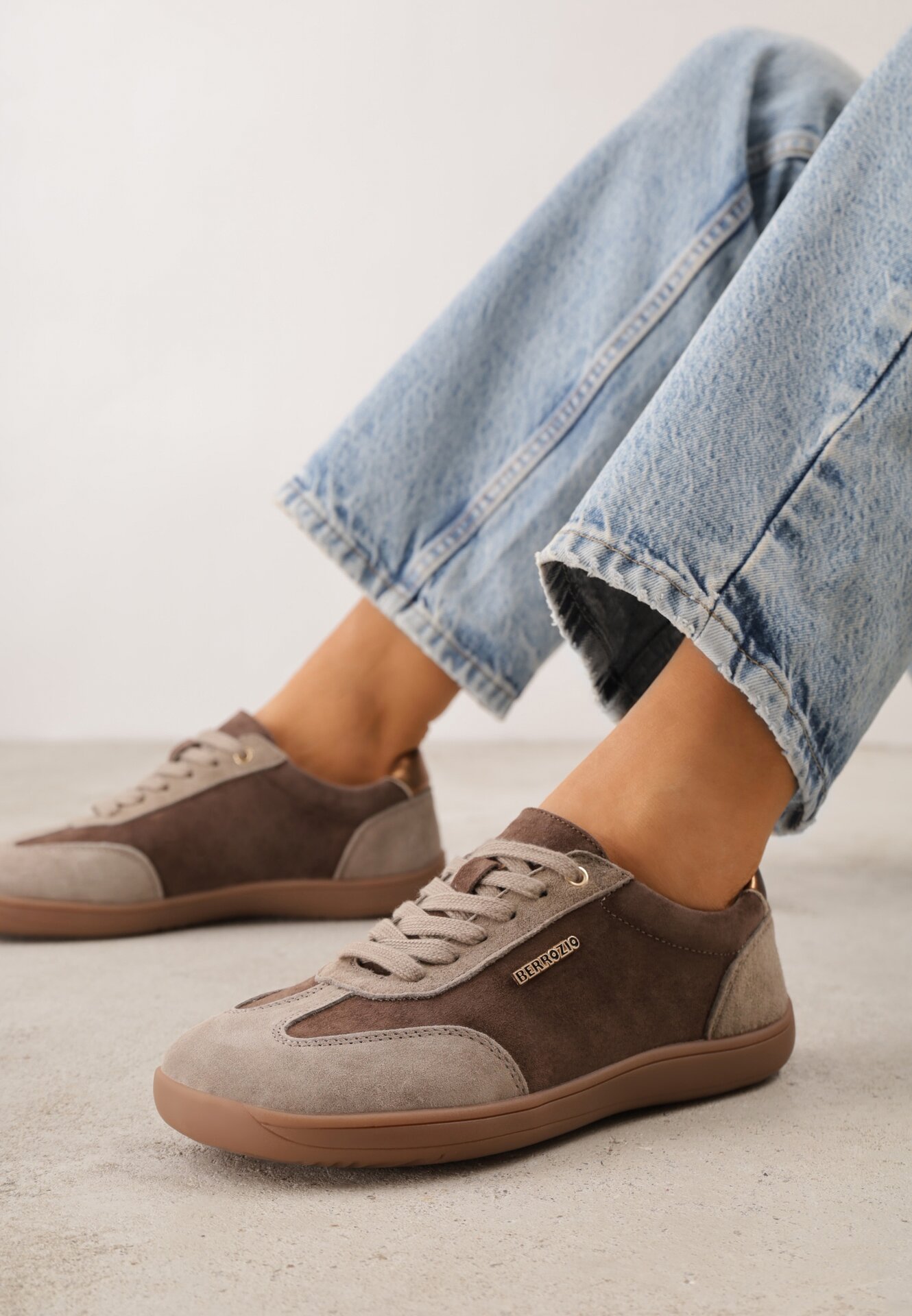 Sneakers tip tenis din piele întoarsă naturală cu vârf larg Aira Maro