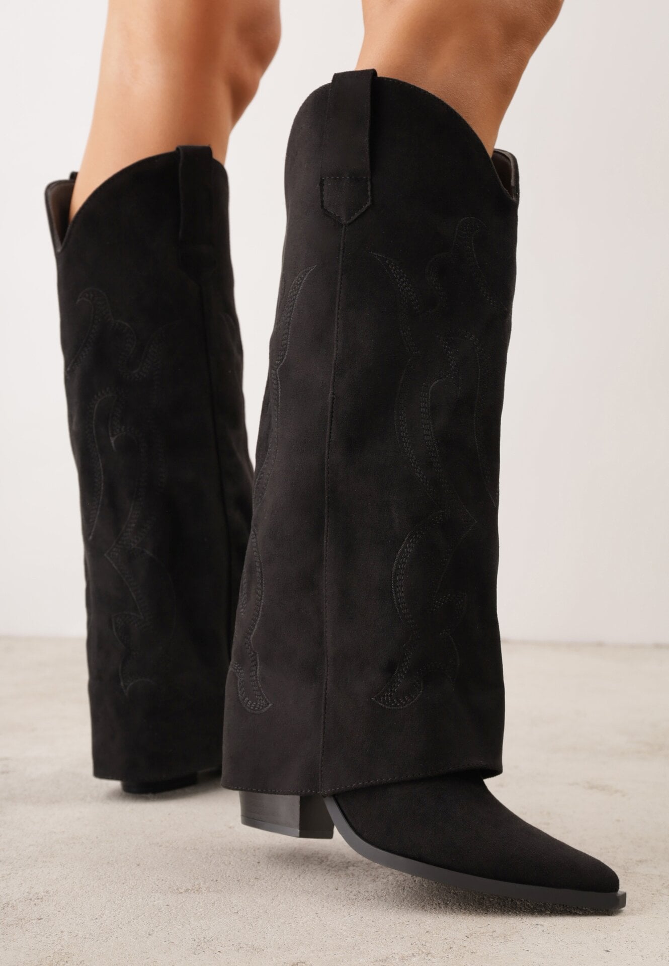 Cizme în stil cowboy, cu carâmb care imită o crac de pantaloni, pe toc conic Sone Negre