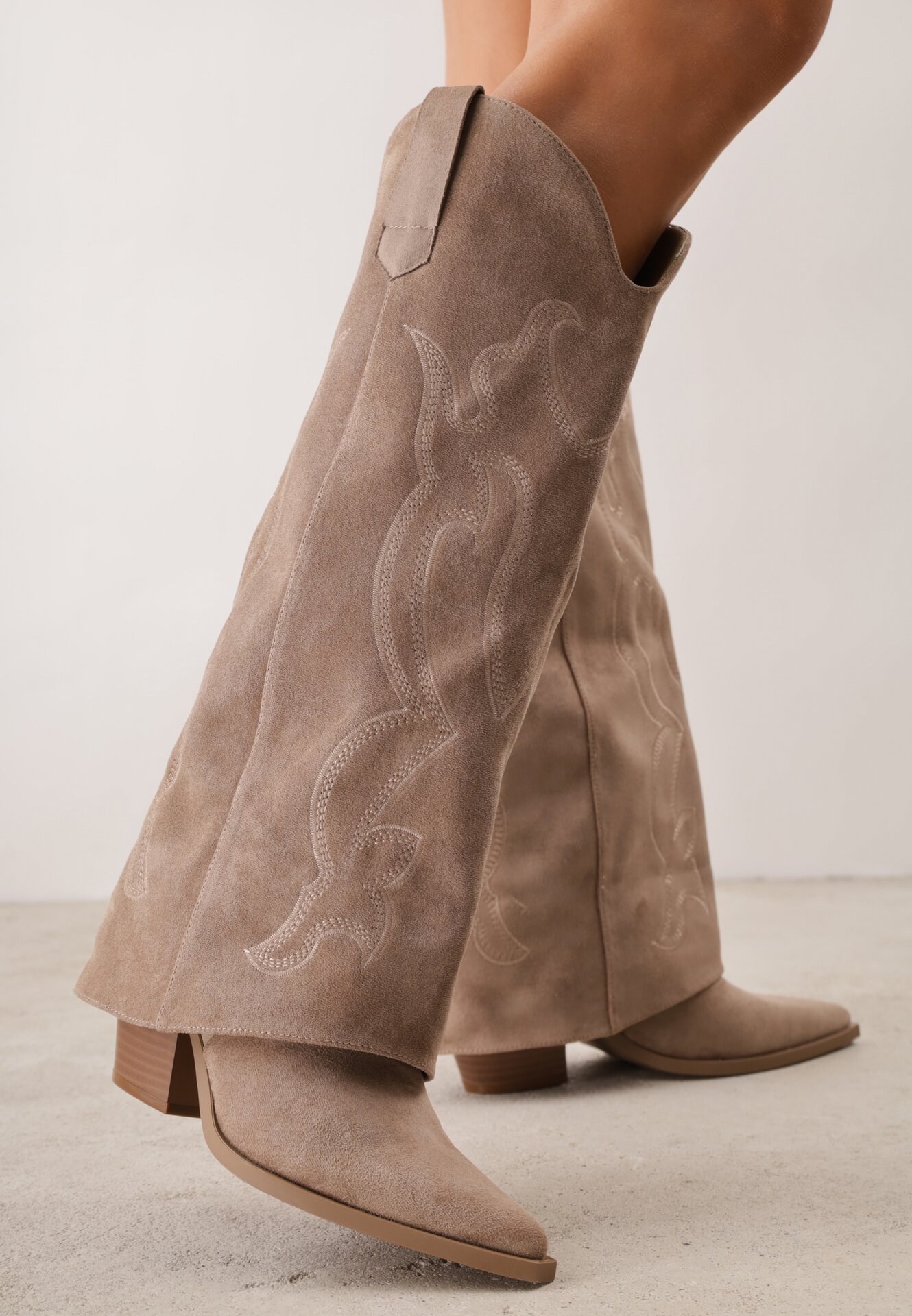 Cizme în stil cowboy, cu carâmb care imită o crac de pantaloni, pe toc conic Sone Bej închis