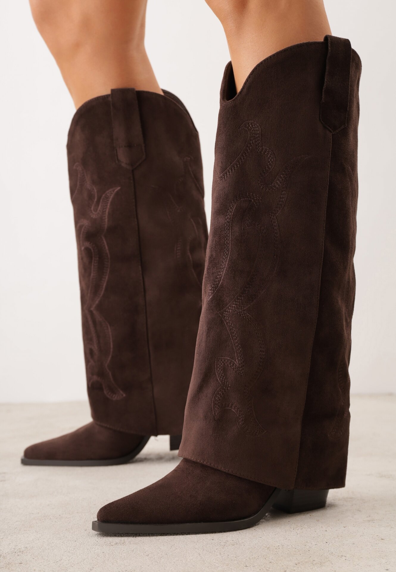 Cizme în stil cowboy, cu carâmb care imită o crac de pantaloni, pe toc conic Sone Maro