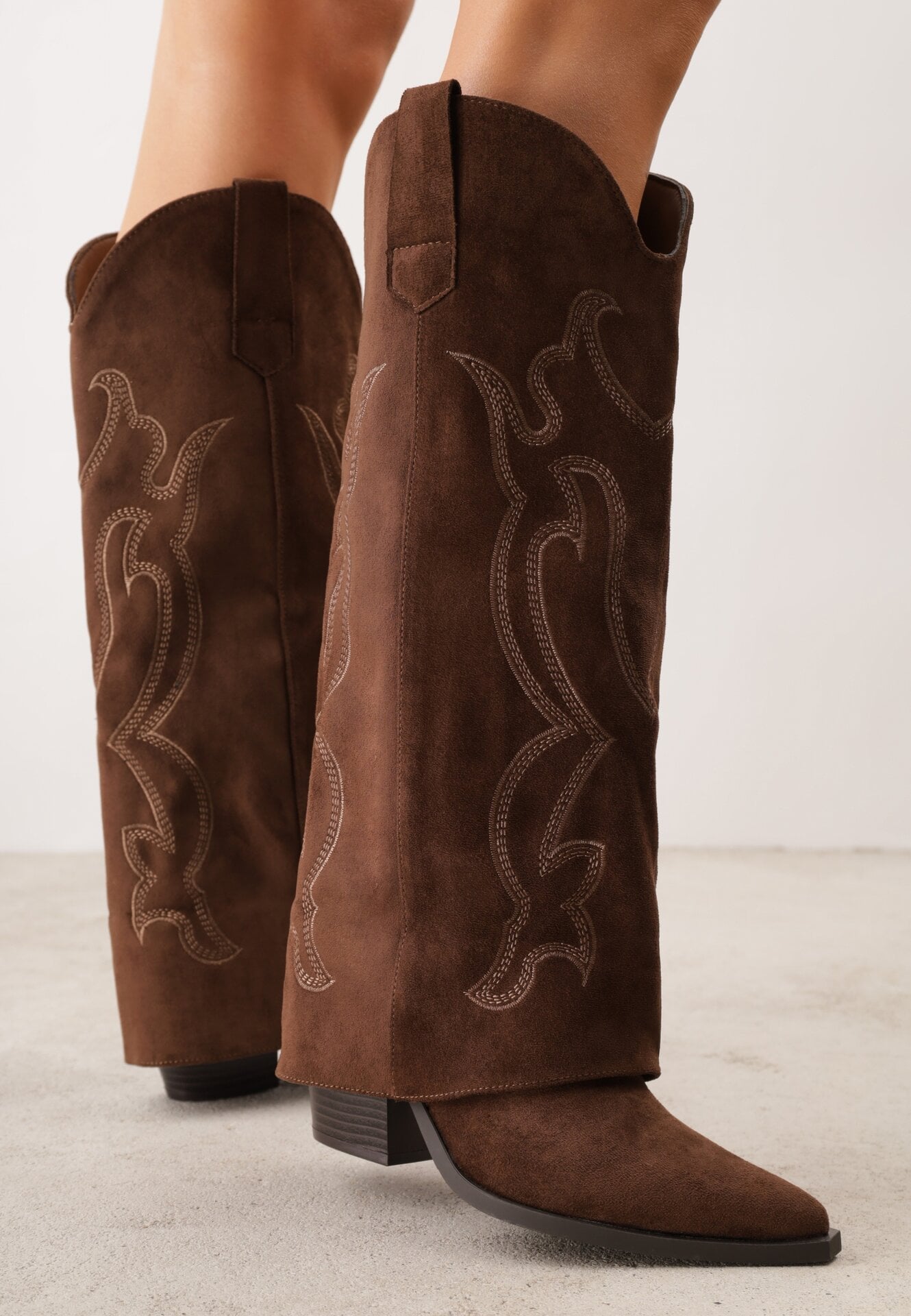 Cizme în stil cowboy, cu carâmb care imită o crac de pantaloni, pe toc conic Sone Maro