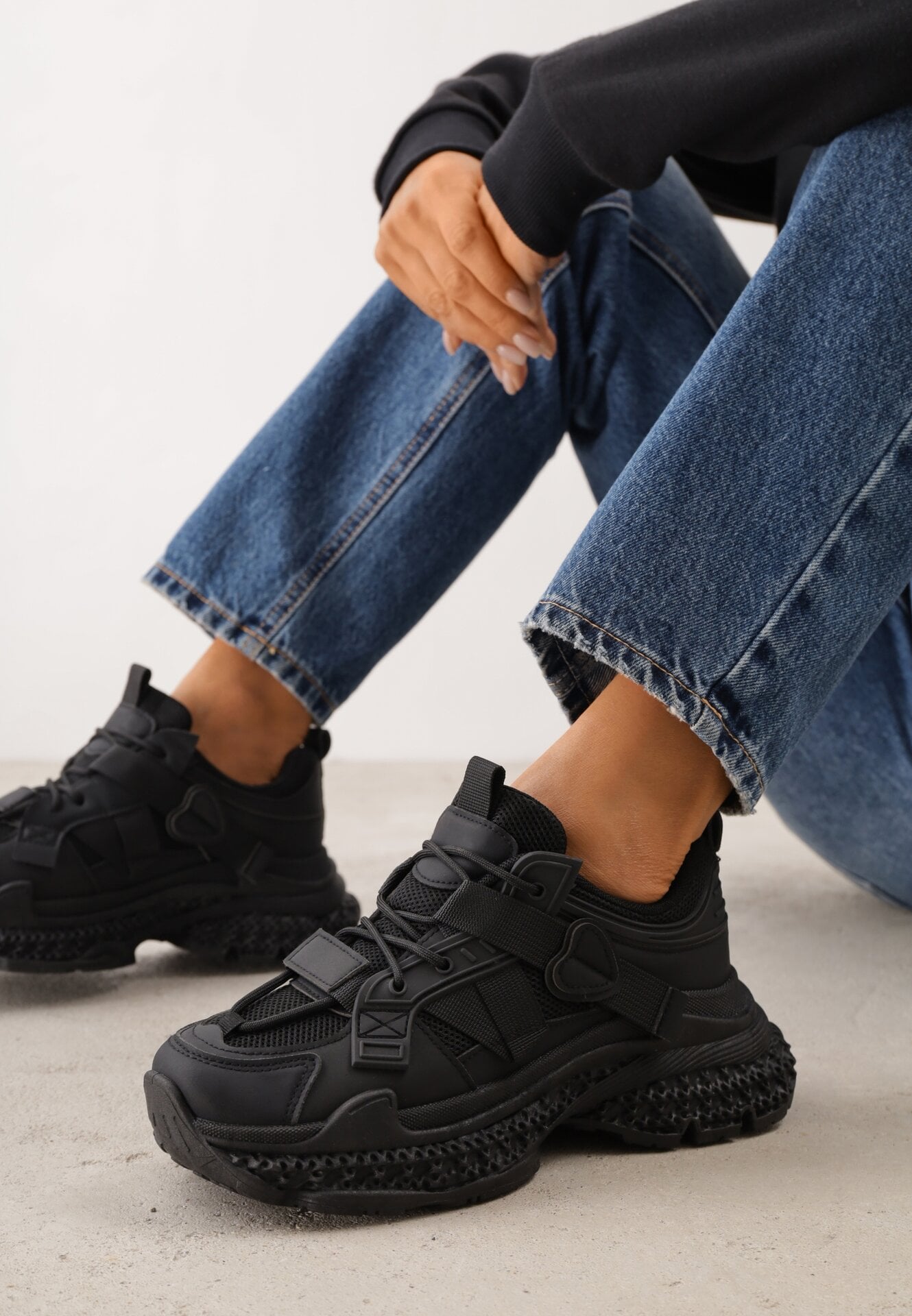 Sneakers pe talpă groasă cu embosări și aplicație în formă de inimă Farina Negri
