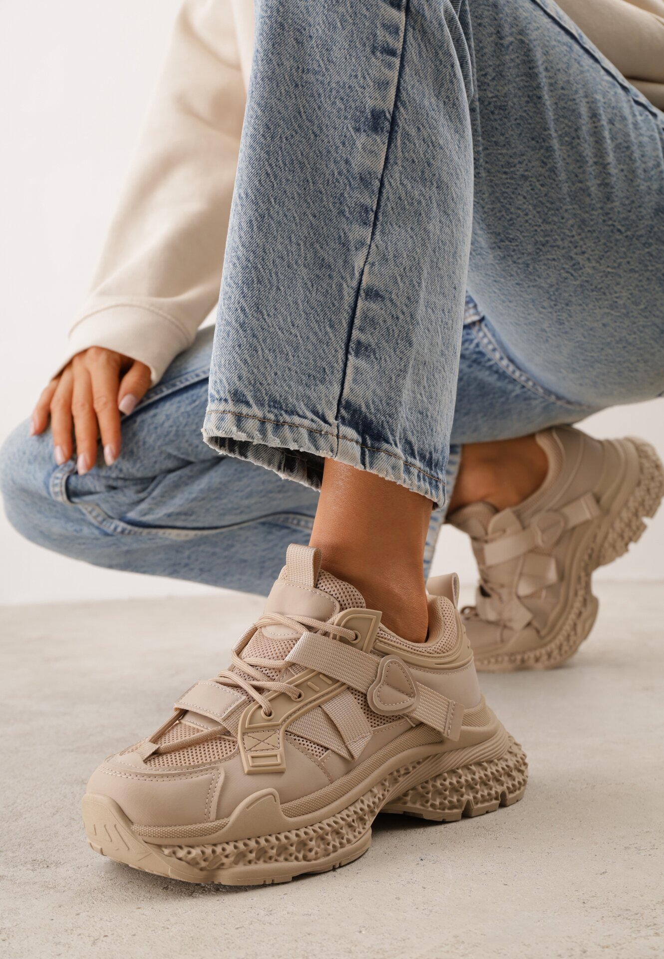Sneakers pe talpă groasă cu embosări și aplicație în formă de inimă Farina Bej închis
