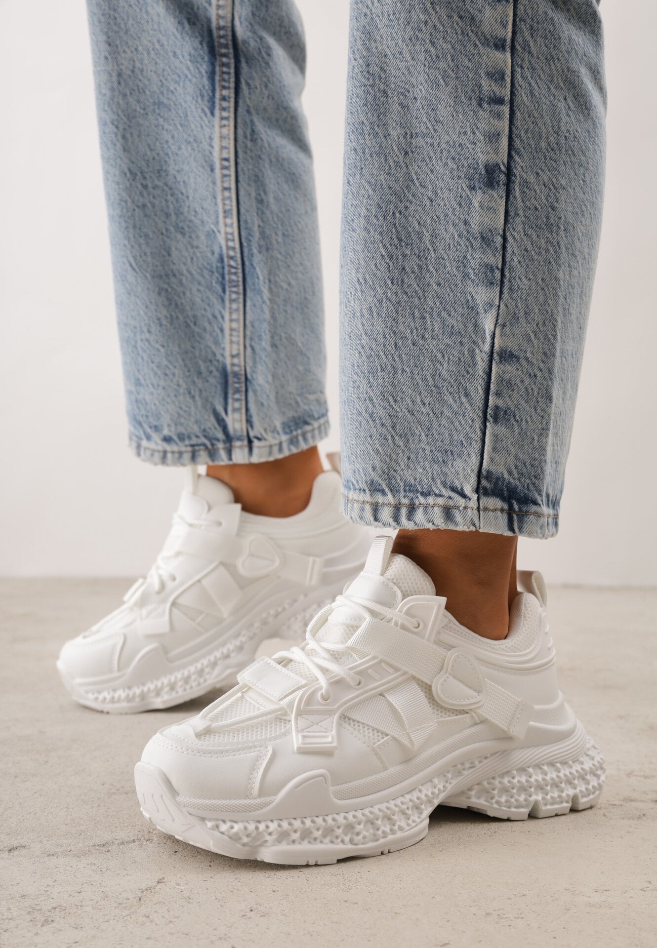 Sneakers pe talpă groasă cu embosări și aplicație în formă de inimă Farina Albi