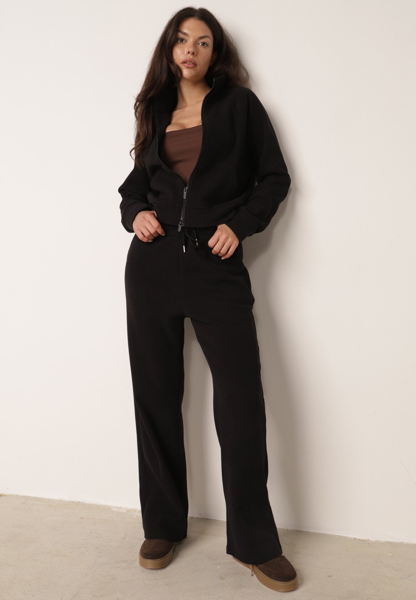 Set de trening cu pantaloni largi și bluză cu fermoar și guler tip tunică Aleea Negru