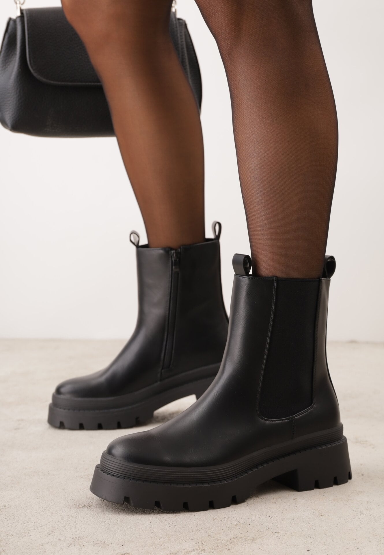 Botine tip cu talpă joasă (tip chelsea) pe talpă groasă Aissata Negre