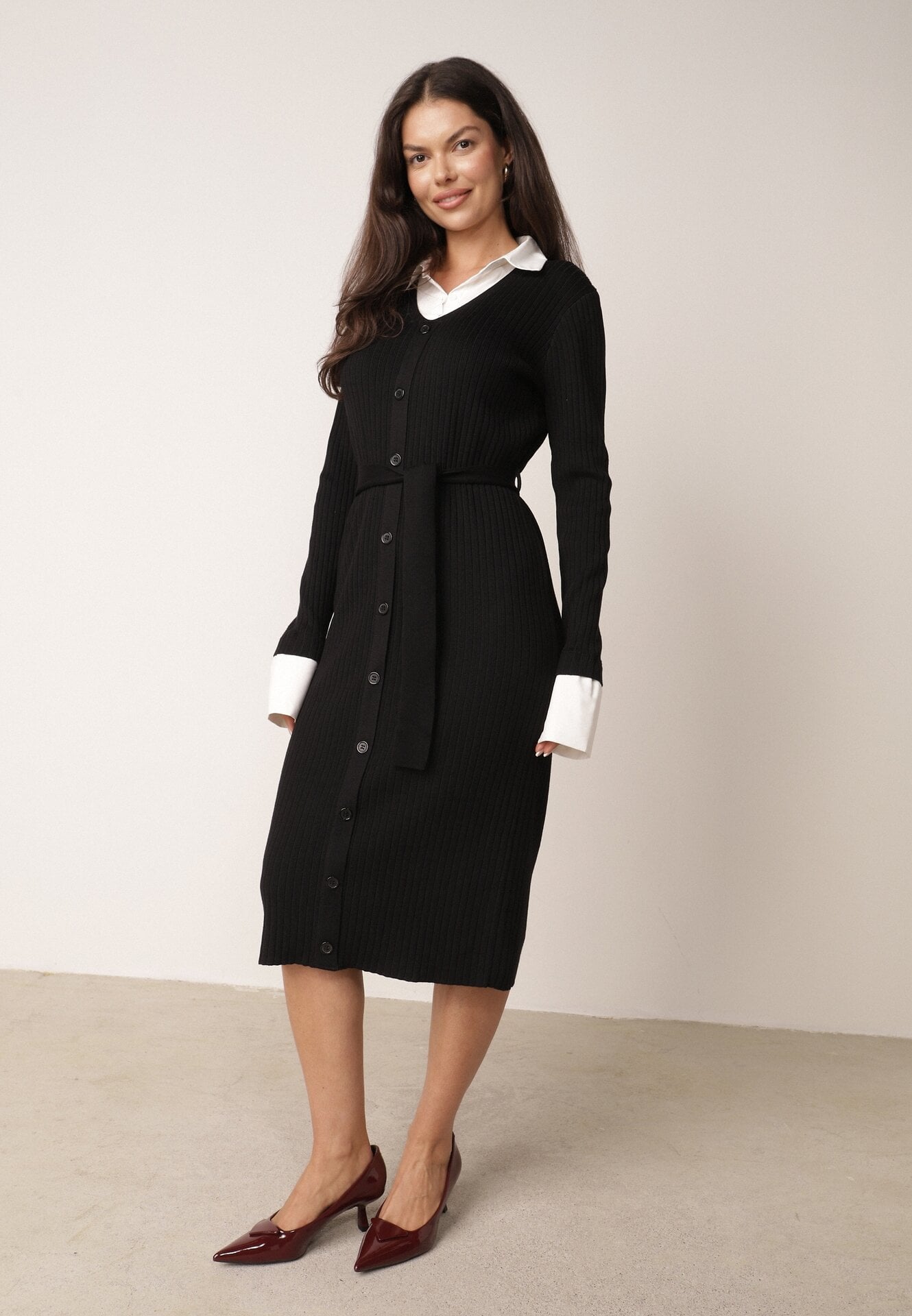 Rochie tip pulover din viscoză cu imitație de cămașă dedesubt și curea Leiga Neagră