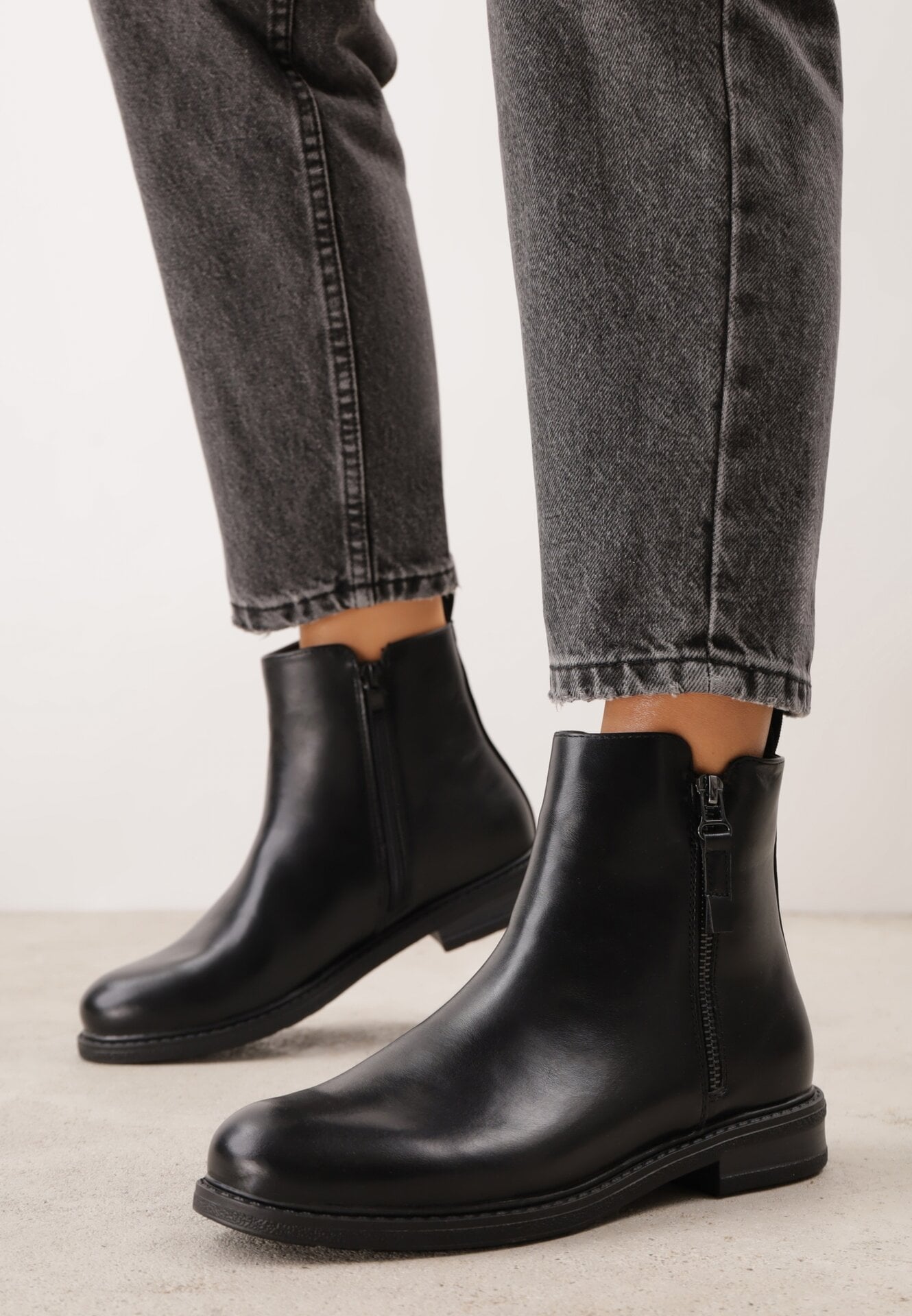 Botine clasice cu toc plat și fermoar decorativ Wenica Negre
