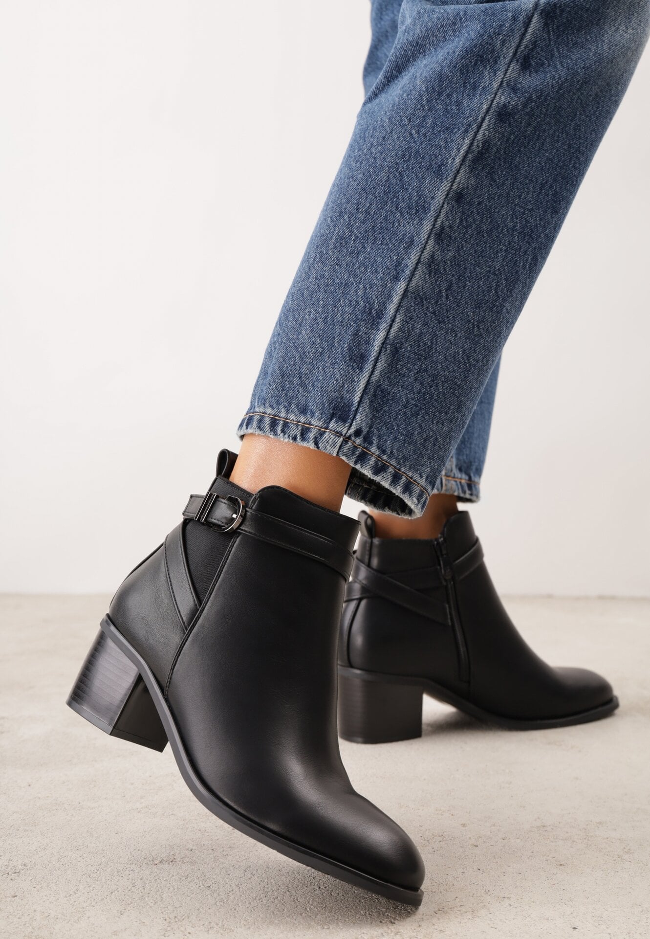 Botine elegante cu toc gros, cu inserție elastică și curea cu cataramă Danla Negre