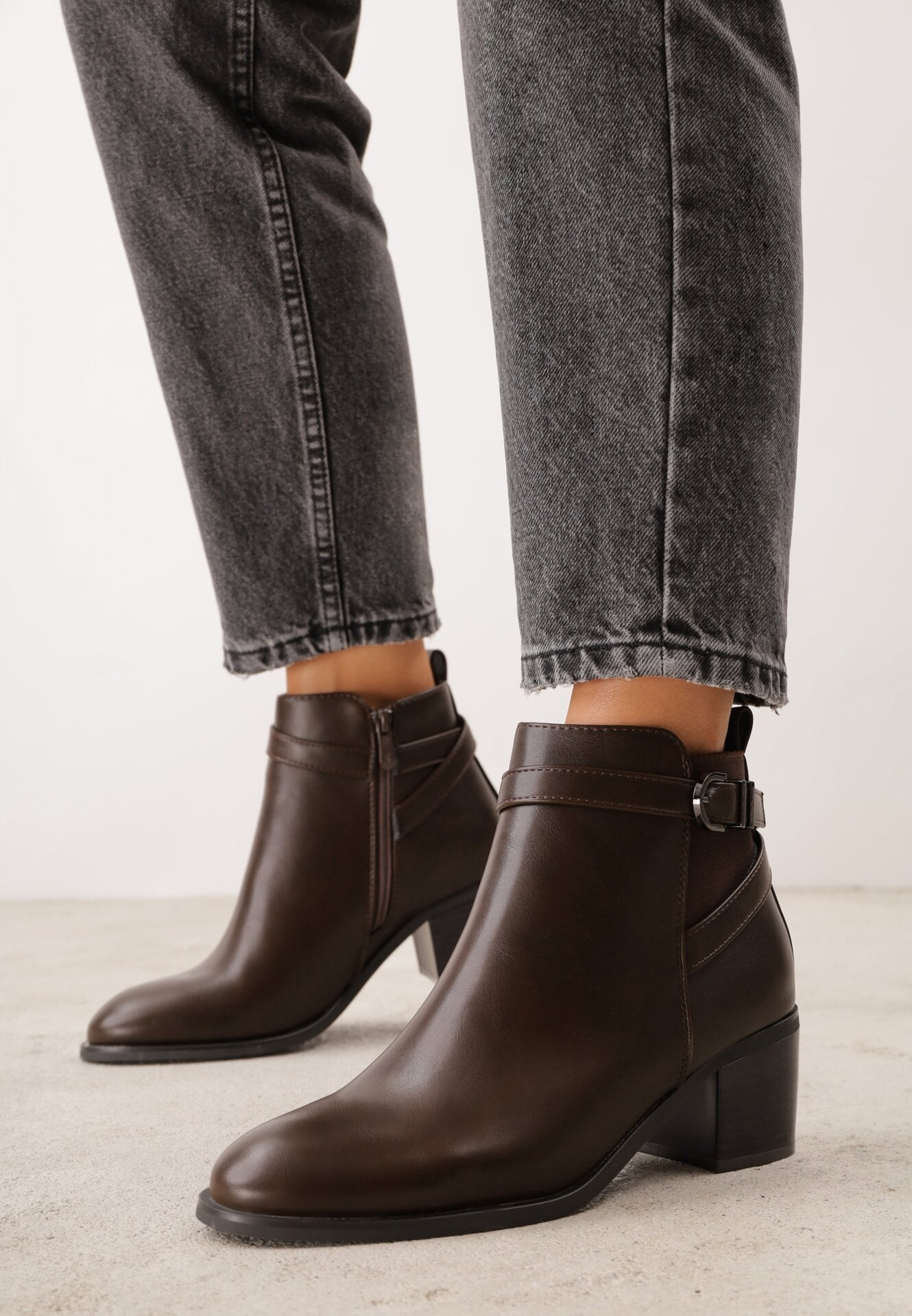 Botine elegante cu toc gros, cu inserție elastică și curea cu cataramă Danla Maro