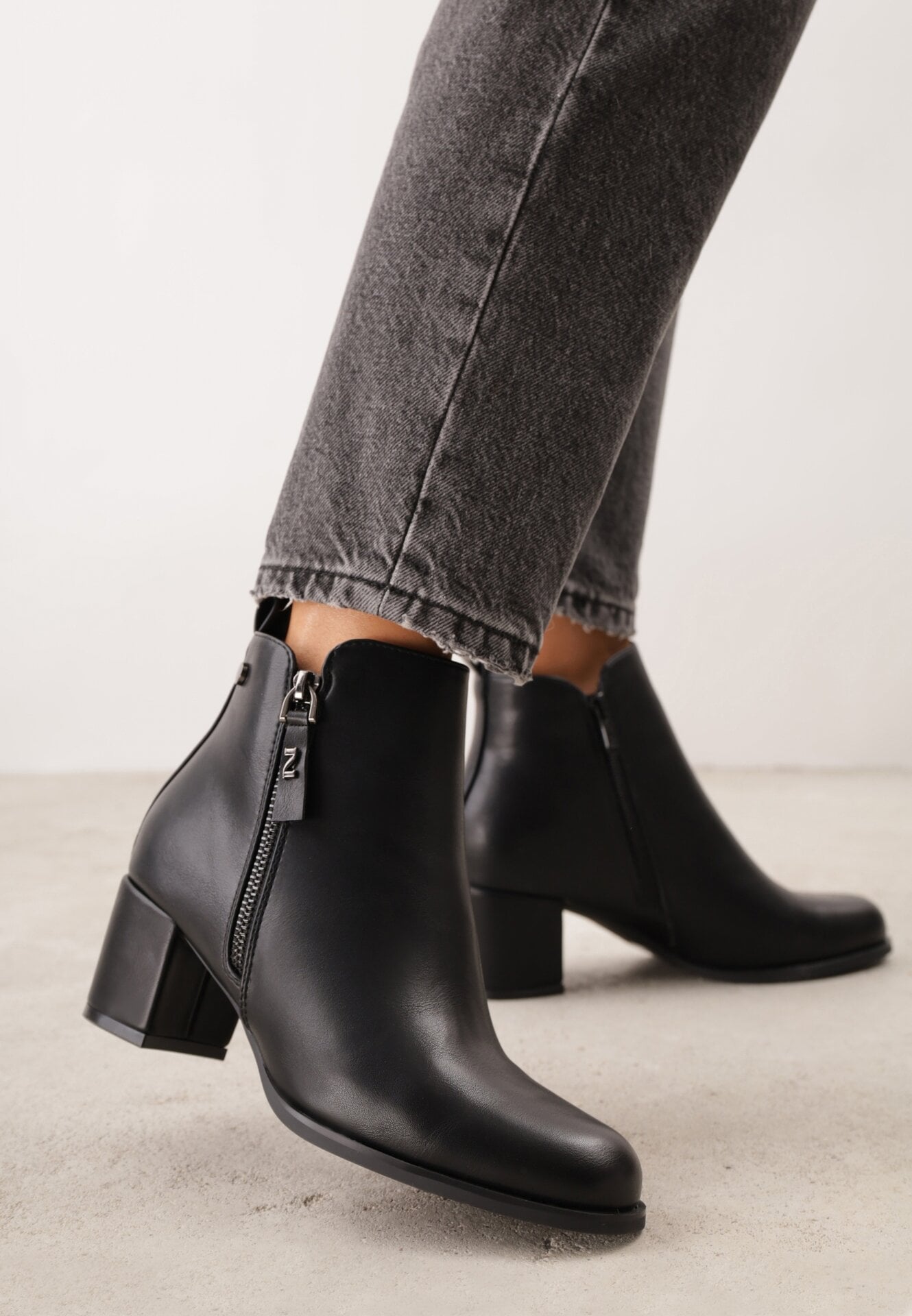 Botine clasice până la gleznă cu toc gros și fermoar decorativ Loryna Negre