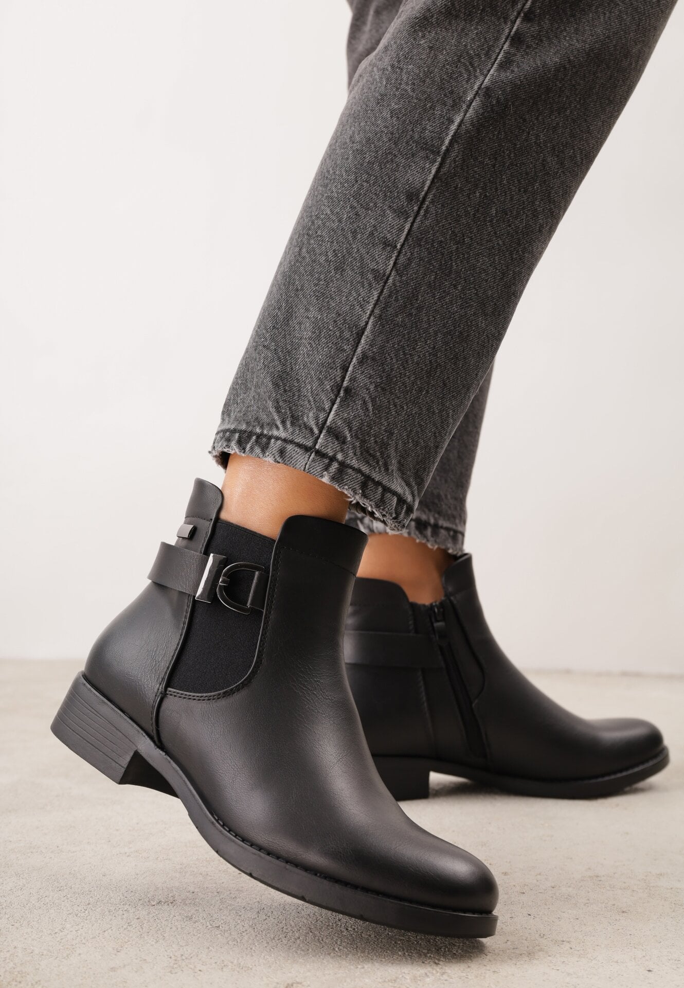 Botine cu talpă joasă (tip chelsea) decorate cu dungă și cataramă Rosint Negre