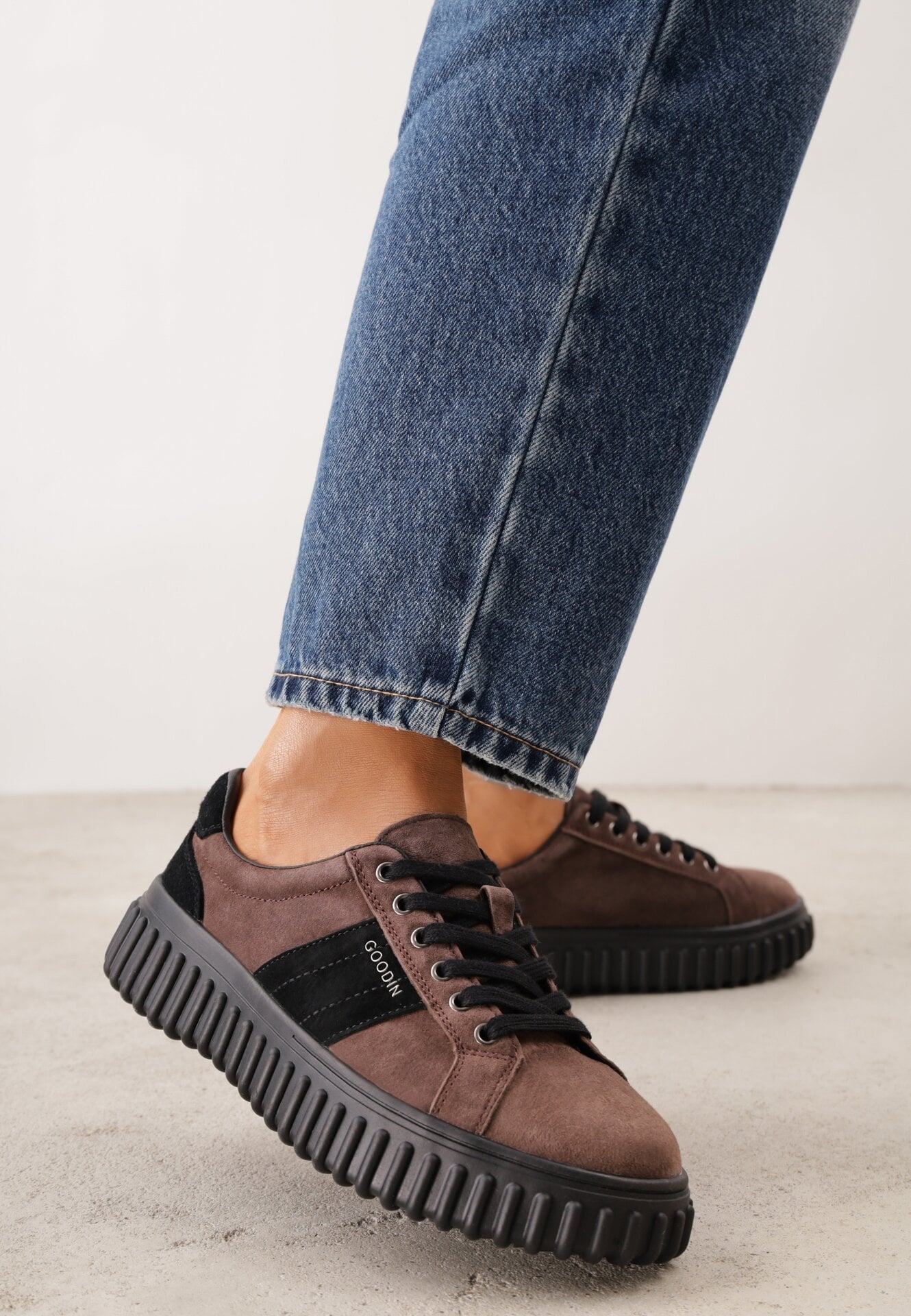 Sneakers din piele de căprioară naturală cu talpă groasă texturată și inscripția Alvid Maro