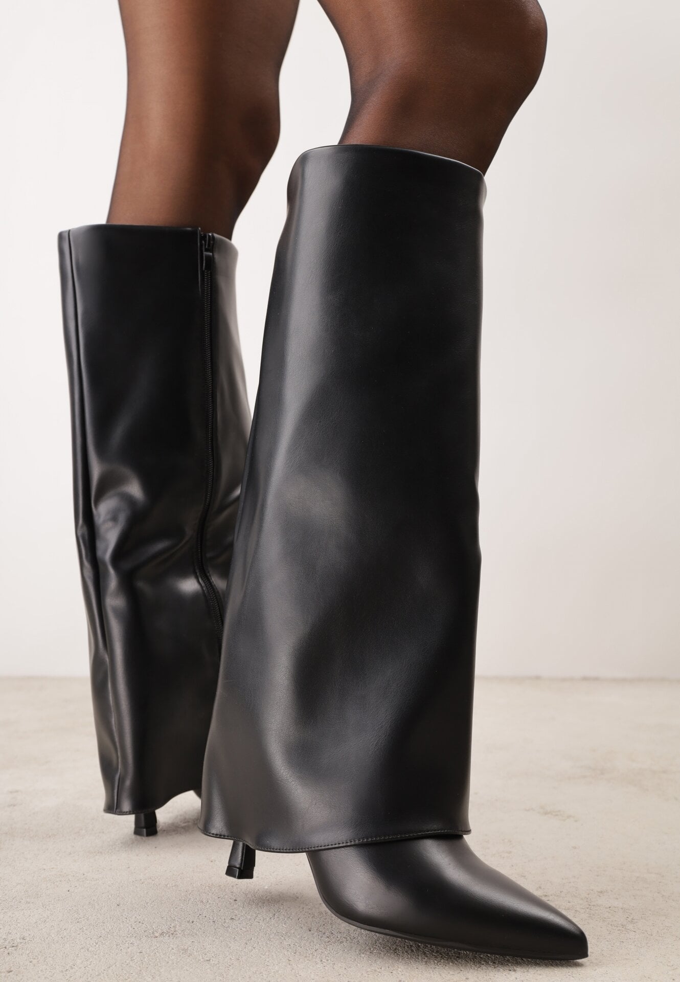 Cizme elegante cu toc stiletto și gambă netedă care imită o crac de pantaloni Eilany Negre