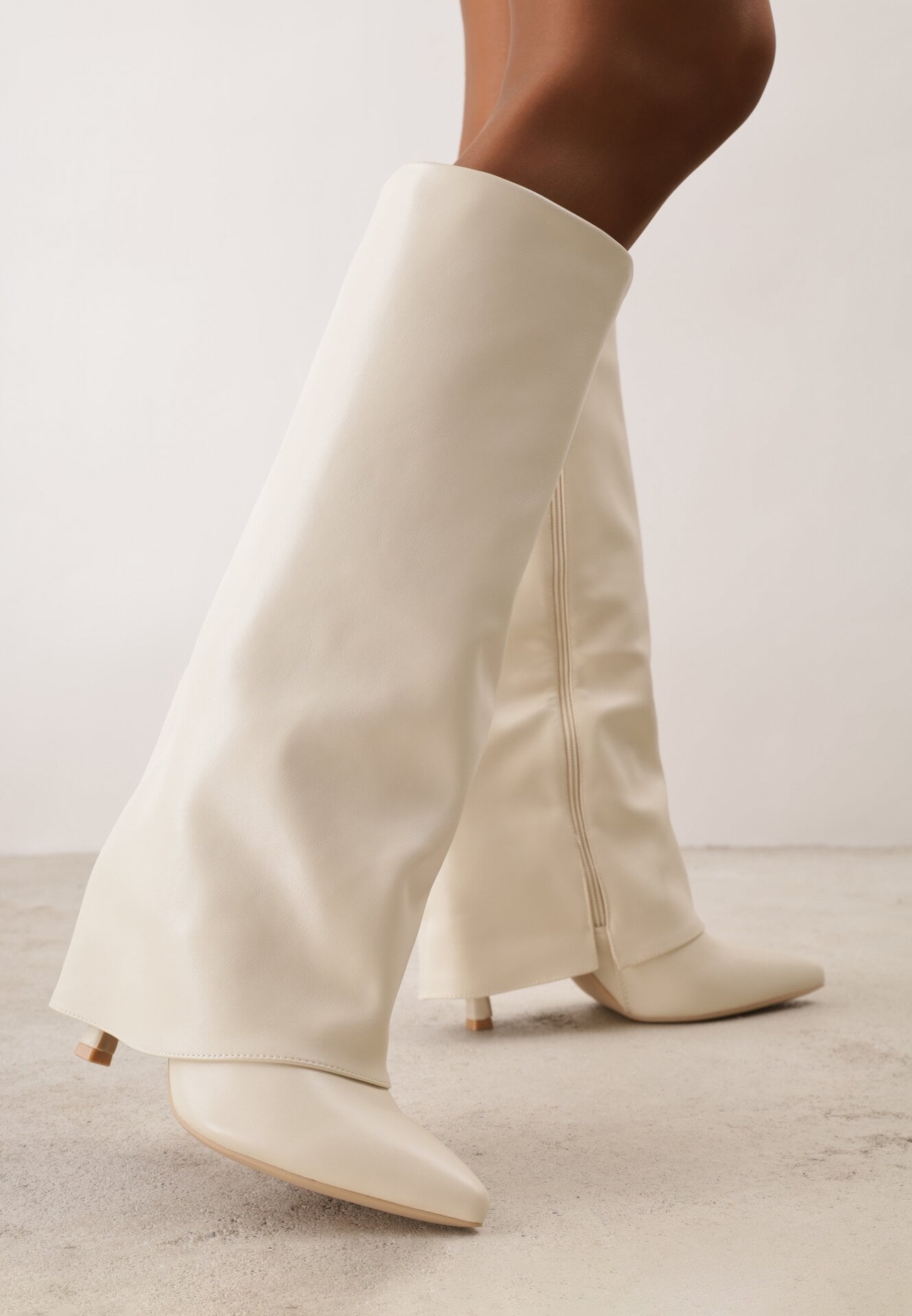 Cizme elegante cu toc stiletto și gambă netedă care imită o crac de pantaloni Eilany Bej