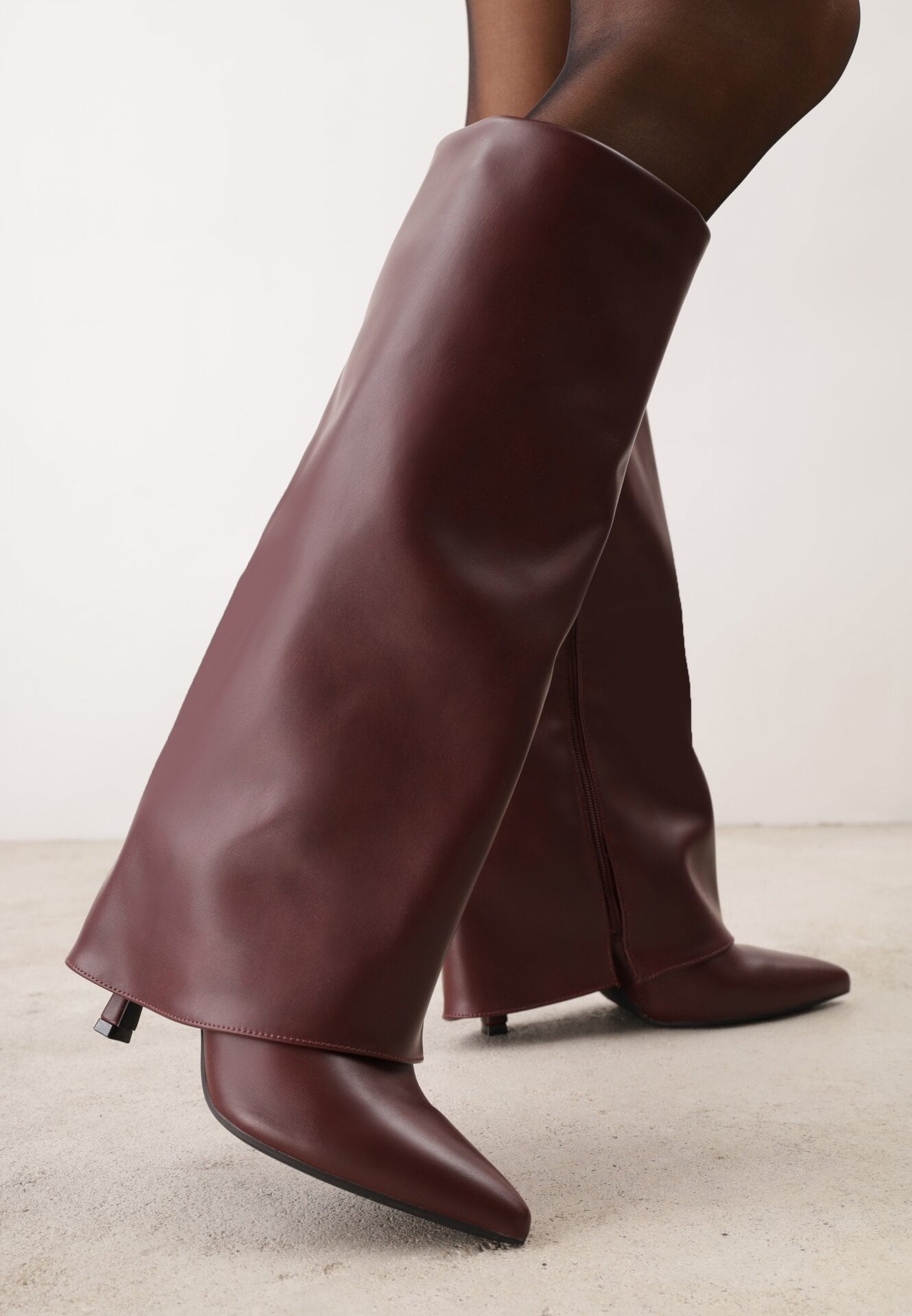 Cizme elegante cu toc stiletto și gambă netedă care imită o crac de pantaloni Eilany Bordo