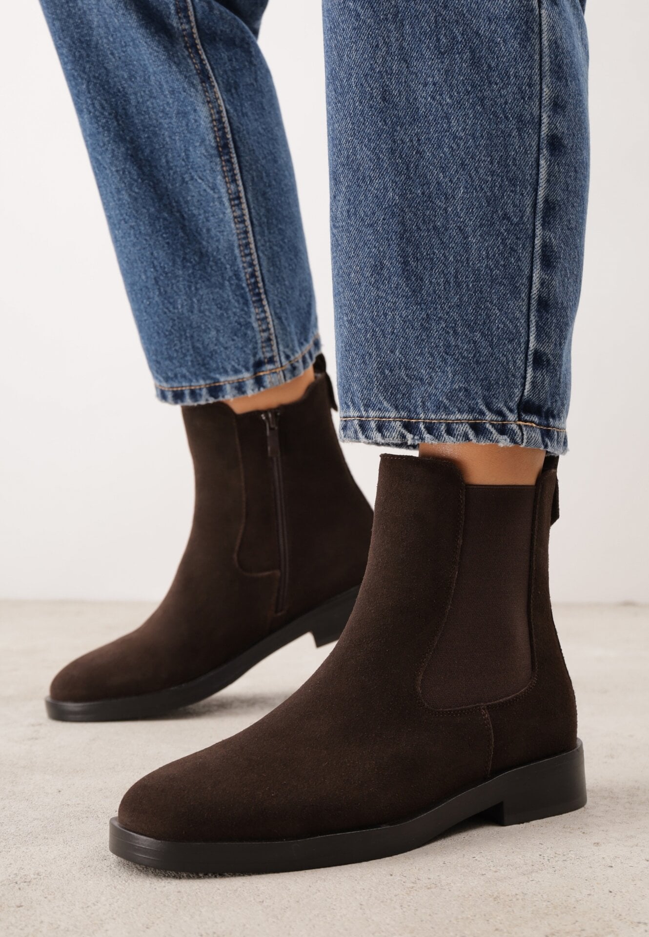 Botine clasice cu talpă joasă (tip chelsea) din piele naturală velur Marcelle Maro