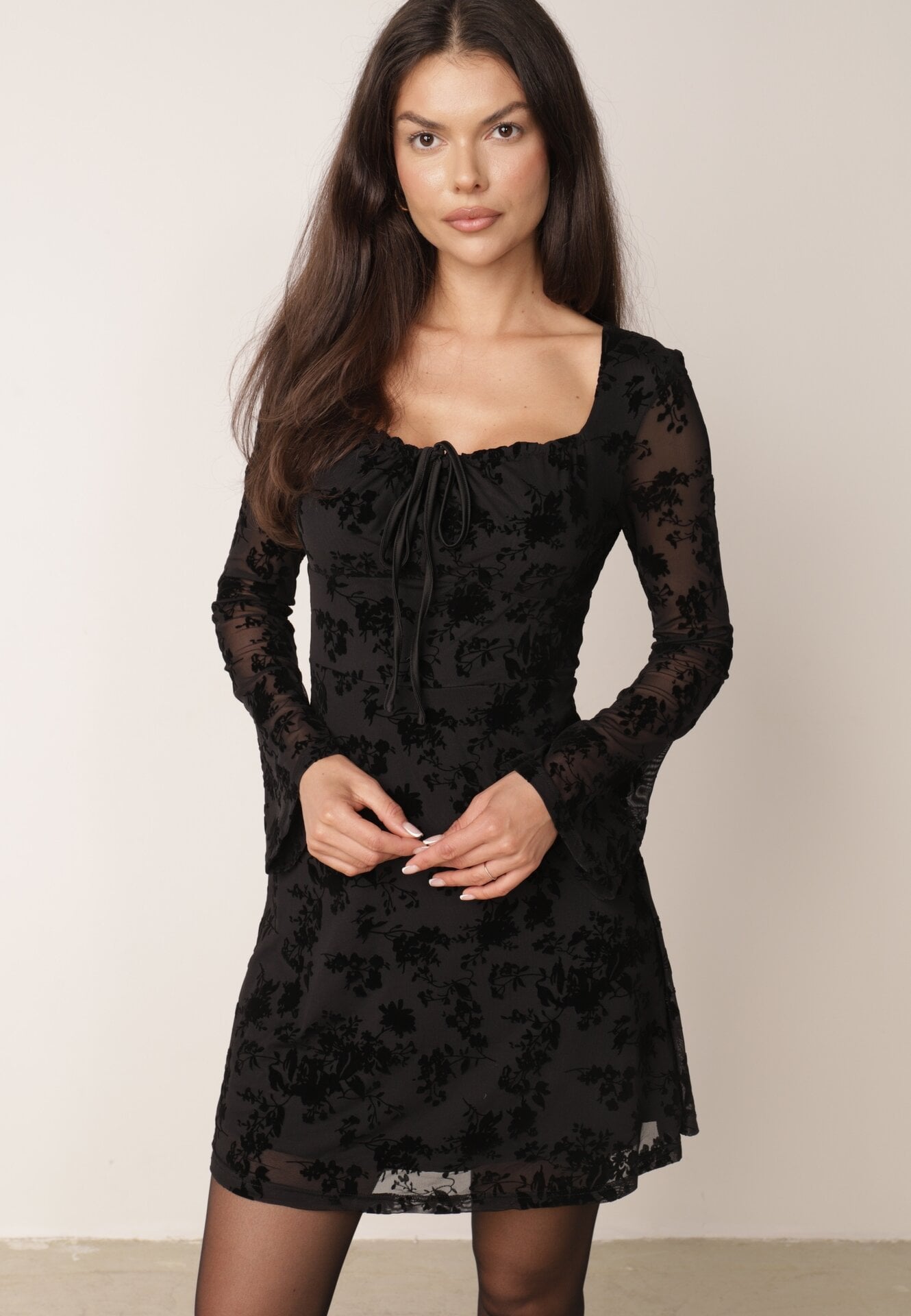 Rochie evazată din plasă cu imprimeu floral și decolteu tip cravată Mysa Neagră