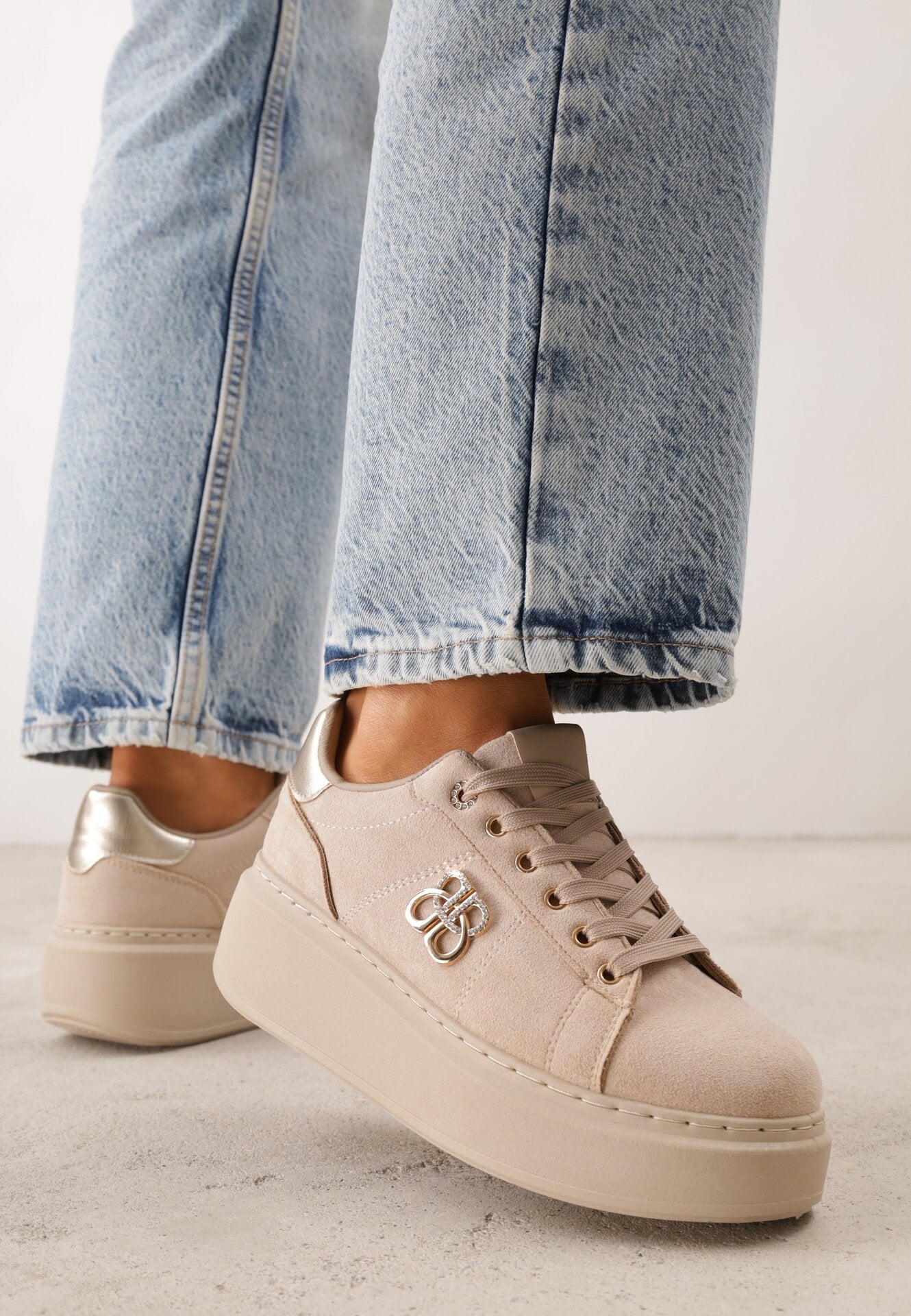 Sneakers Naidel cu platformă, decorate cu strasuri și detalii aurii Bej