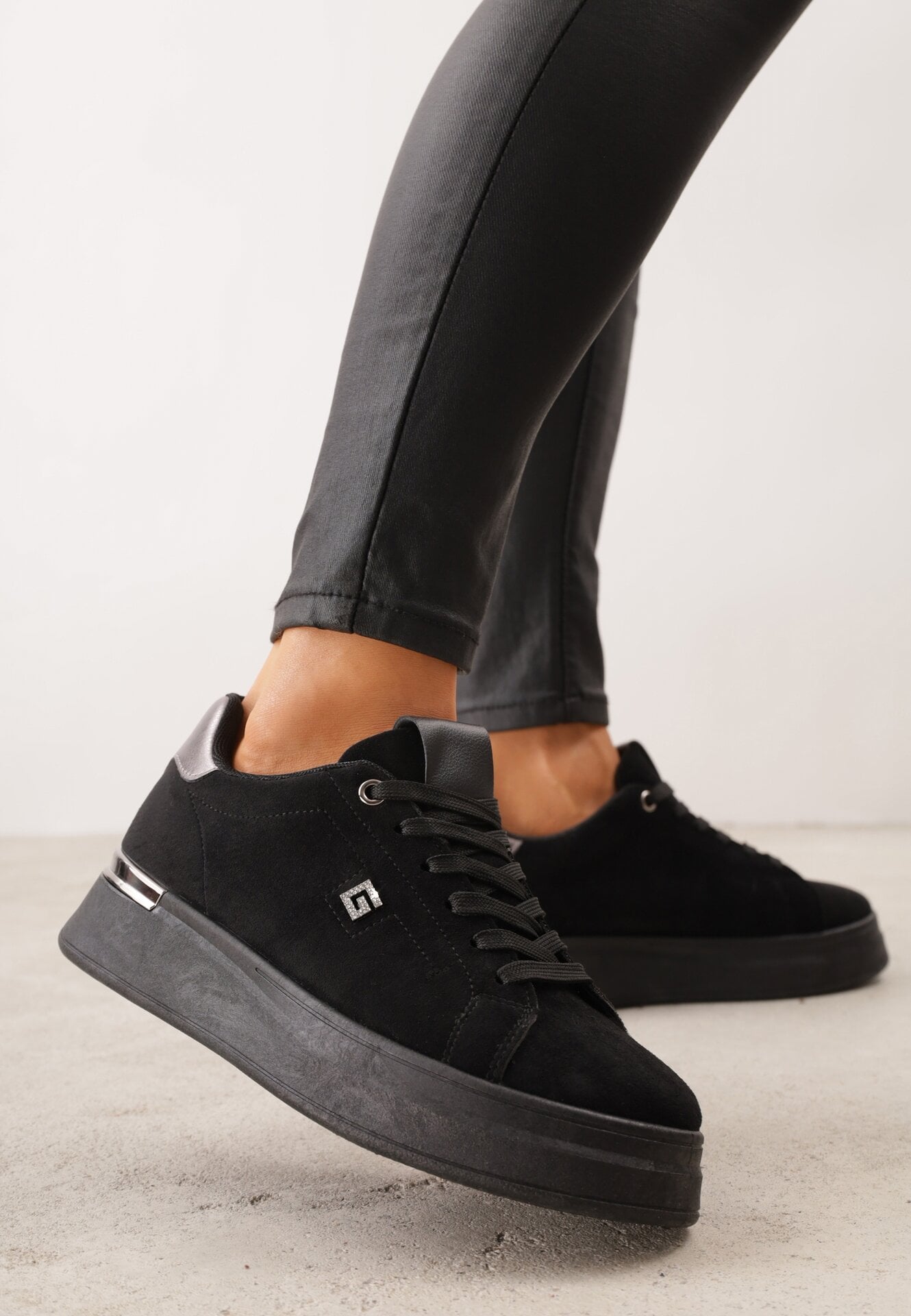 Sneakers cu talpă groasă și accente metalice din imitație de piele întoarsă Robbia Negri