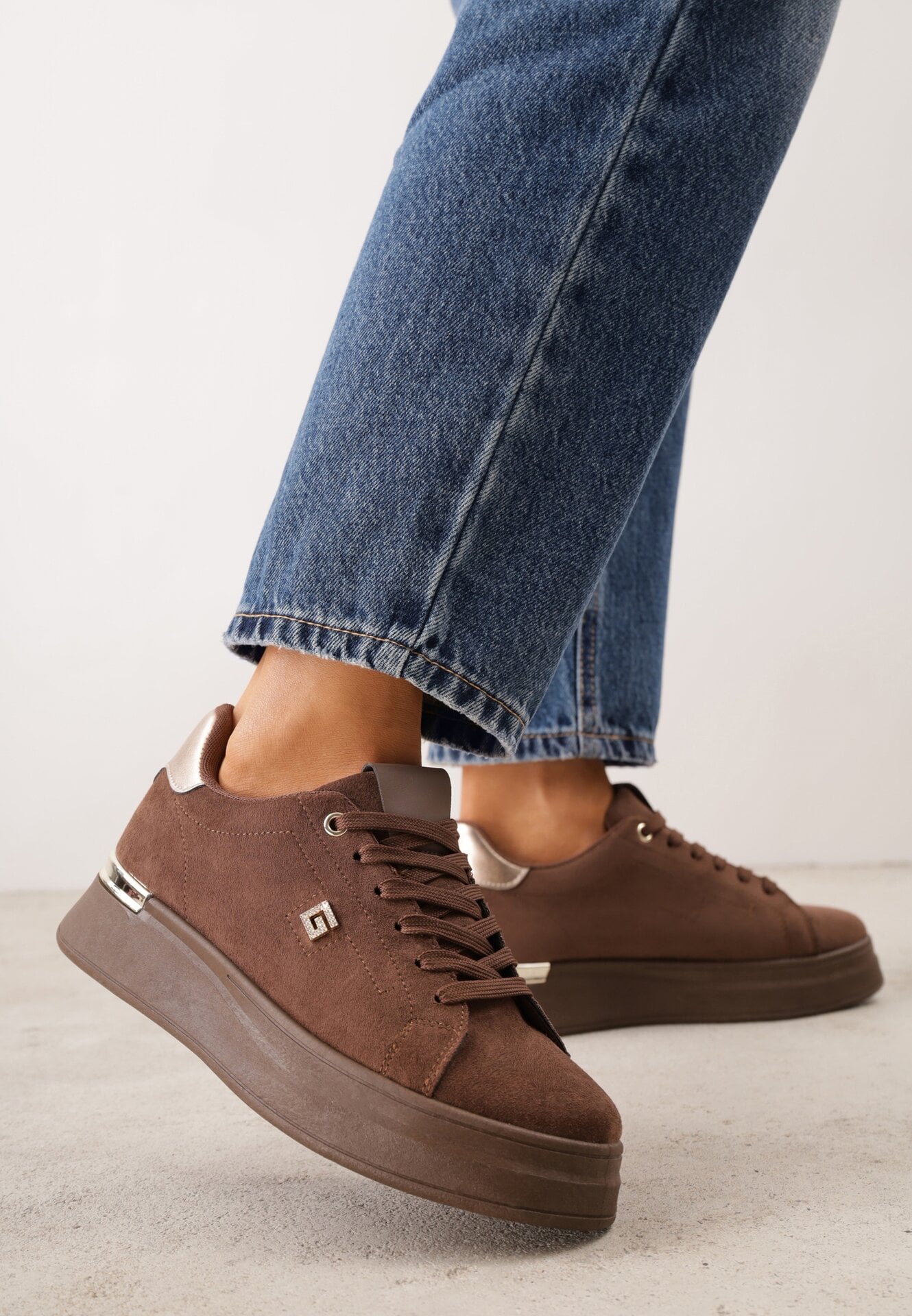 Sneakers cu talpă groasă și accente metalice din imitație de piele întoarsă Robbia Maro