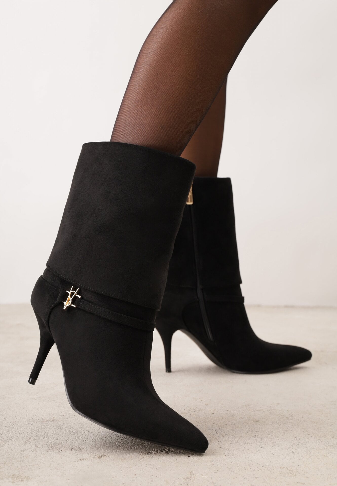 Botine elegante cu toc subțire, carâmb răsfrânt și ornament metalic Guerline Negre
