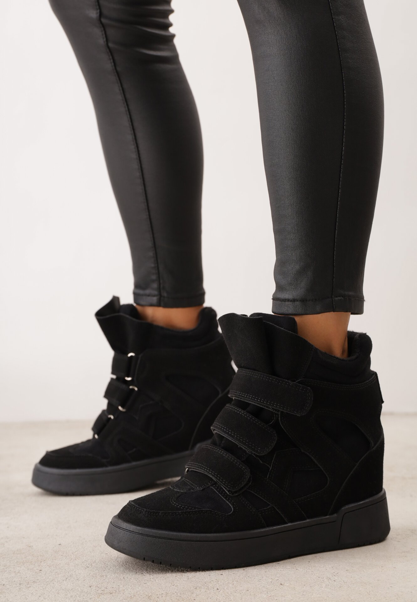 Sneakers retro izolați pe talpă compensată ascunsă cu barete cu scai Penetia Negri