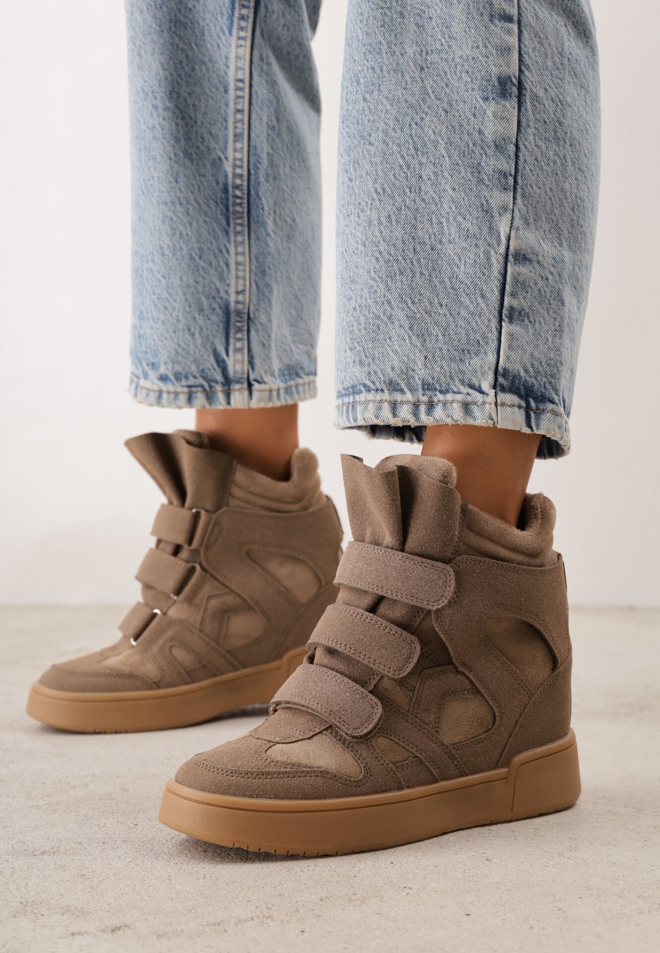 Sneakers retro izolați pe talpă compensată ascunsă cu barete cu scai Penetia Bej închis