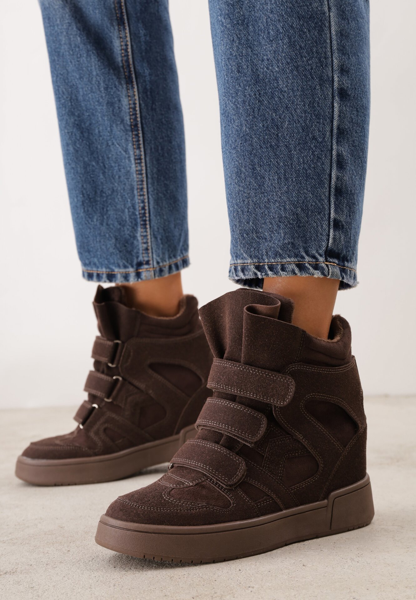 Sneakers retro izolați pe talpă compensată ascunsă cu barete cu scai Penetia Maro